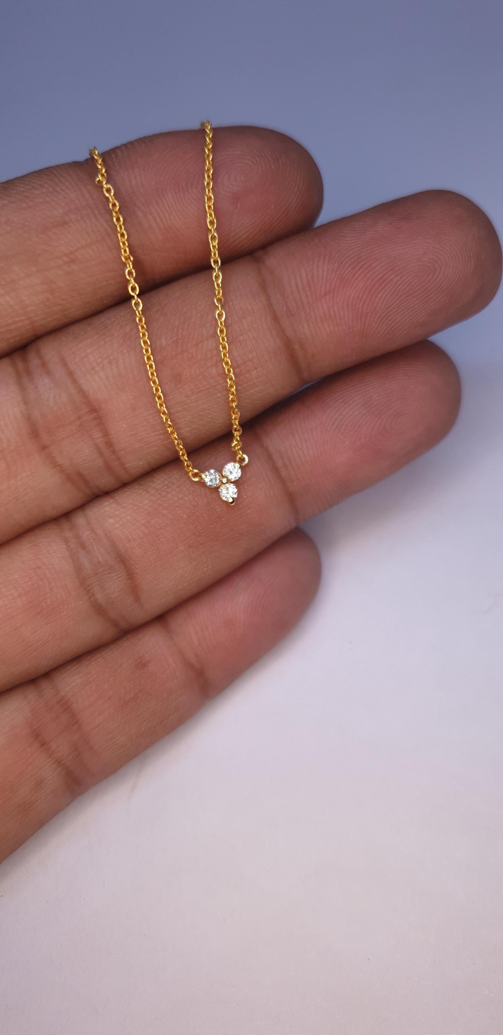 Collier en or massif 14K à trois diamants Breloque en diamant naturel. Unisexe en vente