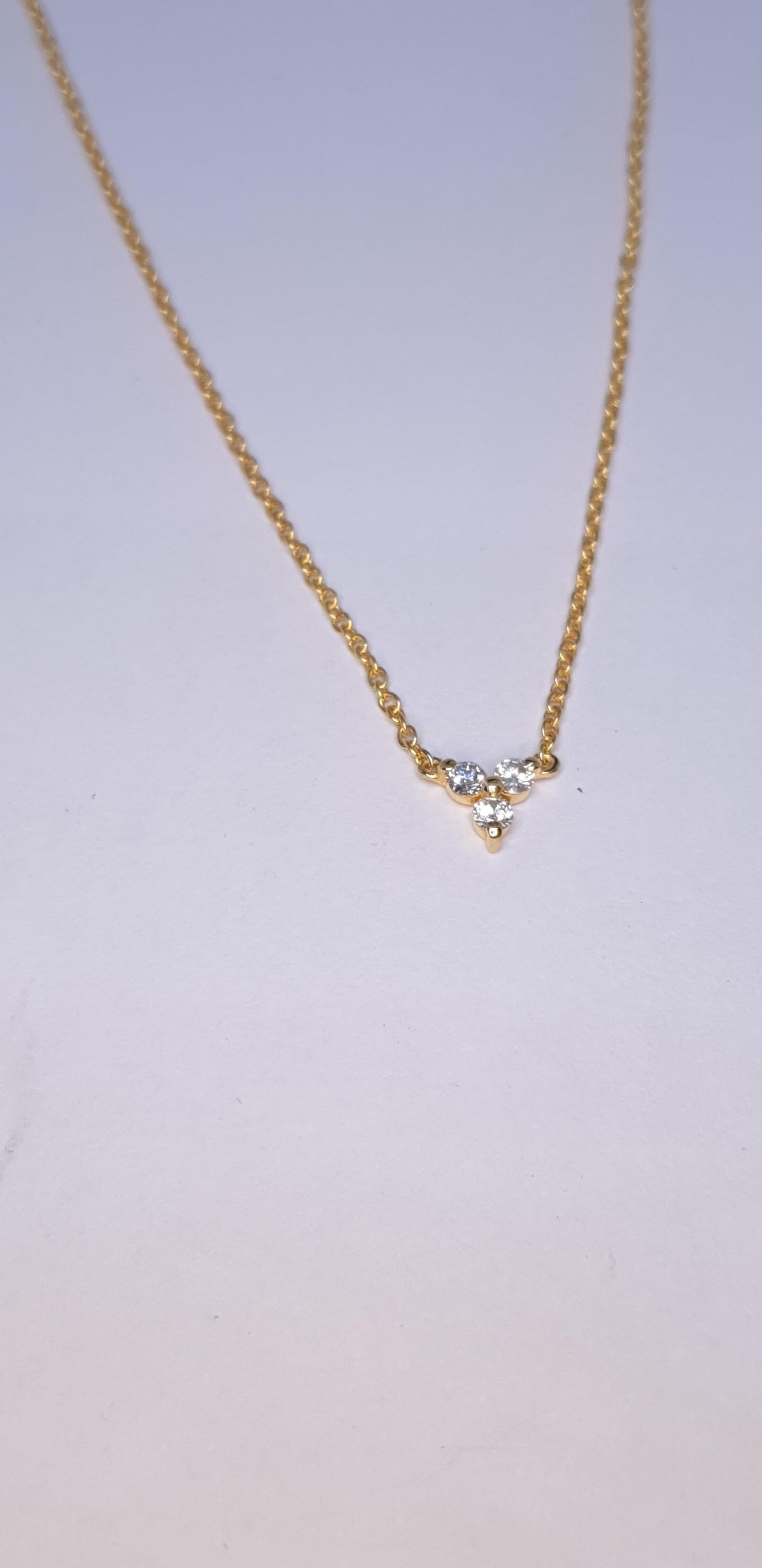 Collier en or massif 14K à trois diamants Breloque en diamant naturel. en vente 2