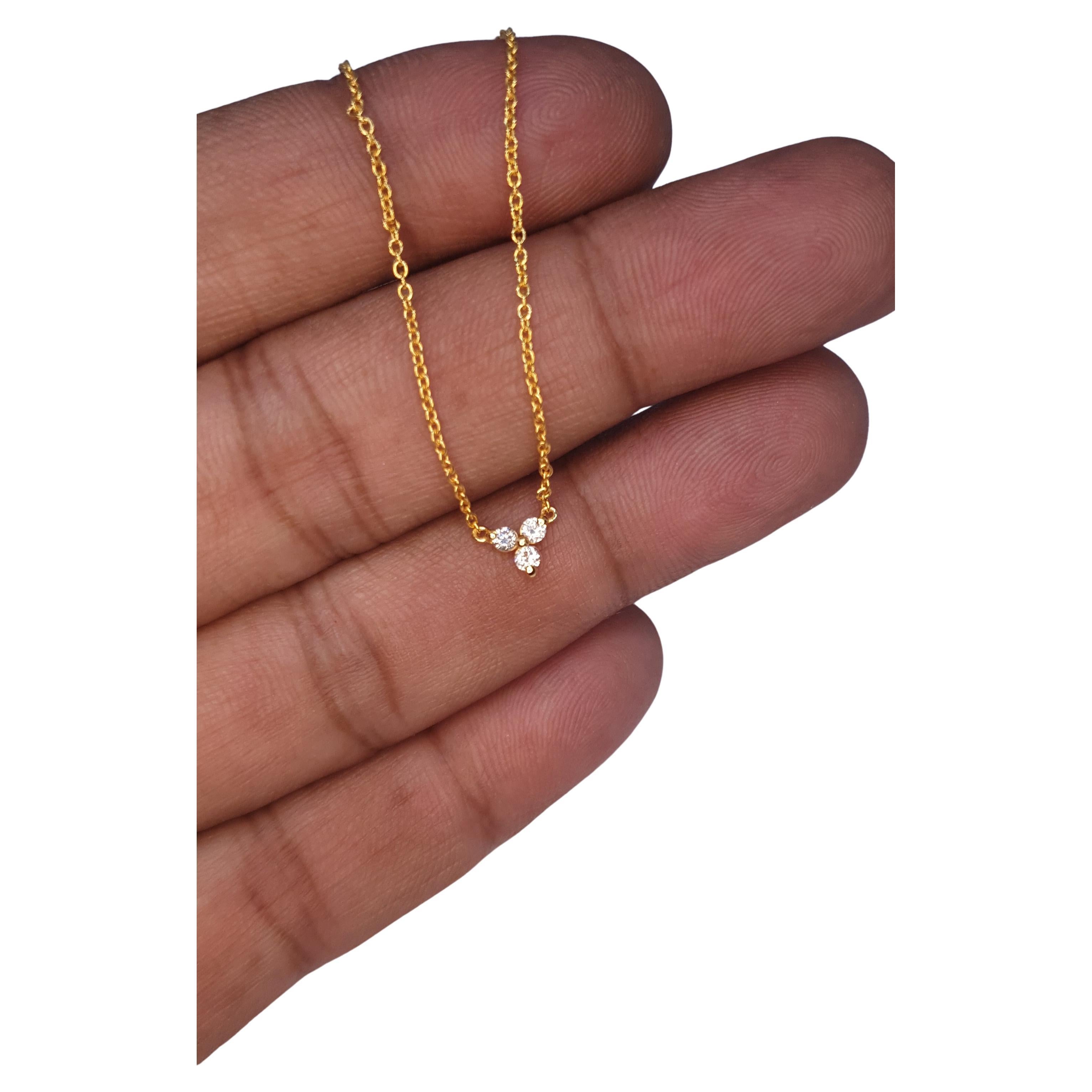 Collier en or massif 14K à trois diamants Breloque en diamant naturel. en vente