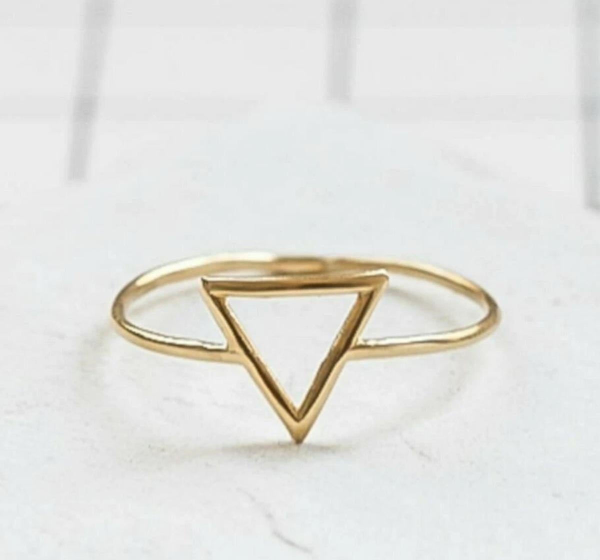 Art déco 14k Solid Gold Tiny Hollow Triangle Ring Handmade Delicate Valentines Day Gift. en vente