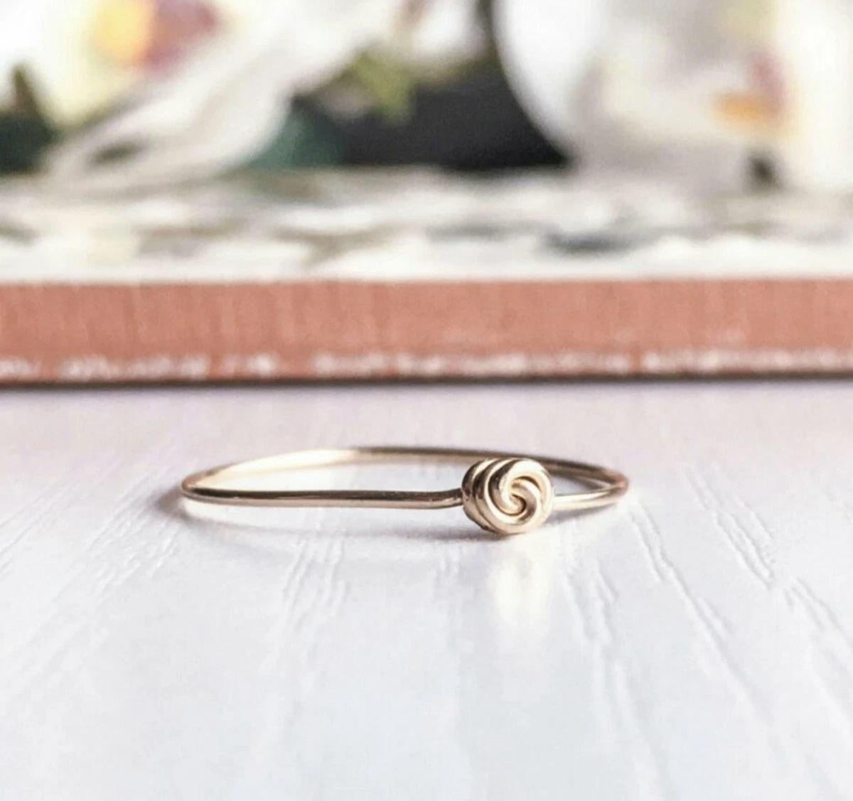 Anello in oro massiccio 14k Tiny Knot Skinny Ring A. Valentin impilabile Anello regalo. in vendita 5