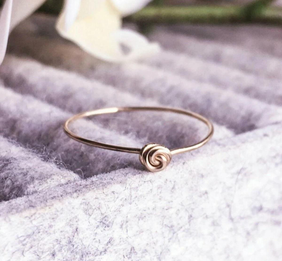 Anello in oro massiccio 14k Tiny Knot Skinny Ring A. Valentin impilabile Anello regalo.

Metallo di base
Oro giallo
Certificazione
14K con marchio di garanzia
Metallo
Oro giallo
Larghezza della banda
1.5 mm
Dimensione dell'anello
7
Peso totale dei