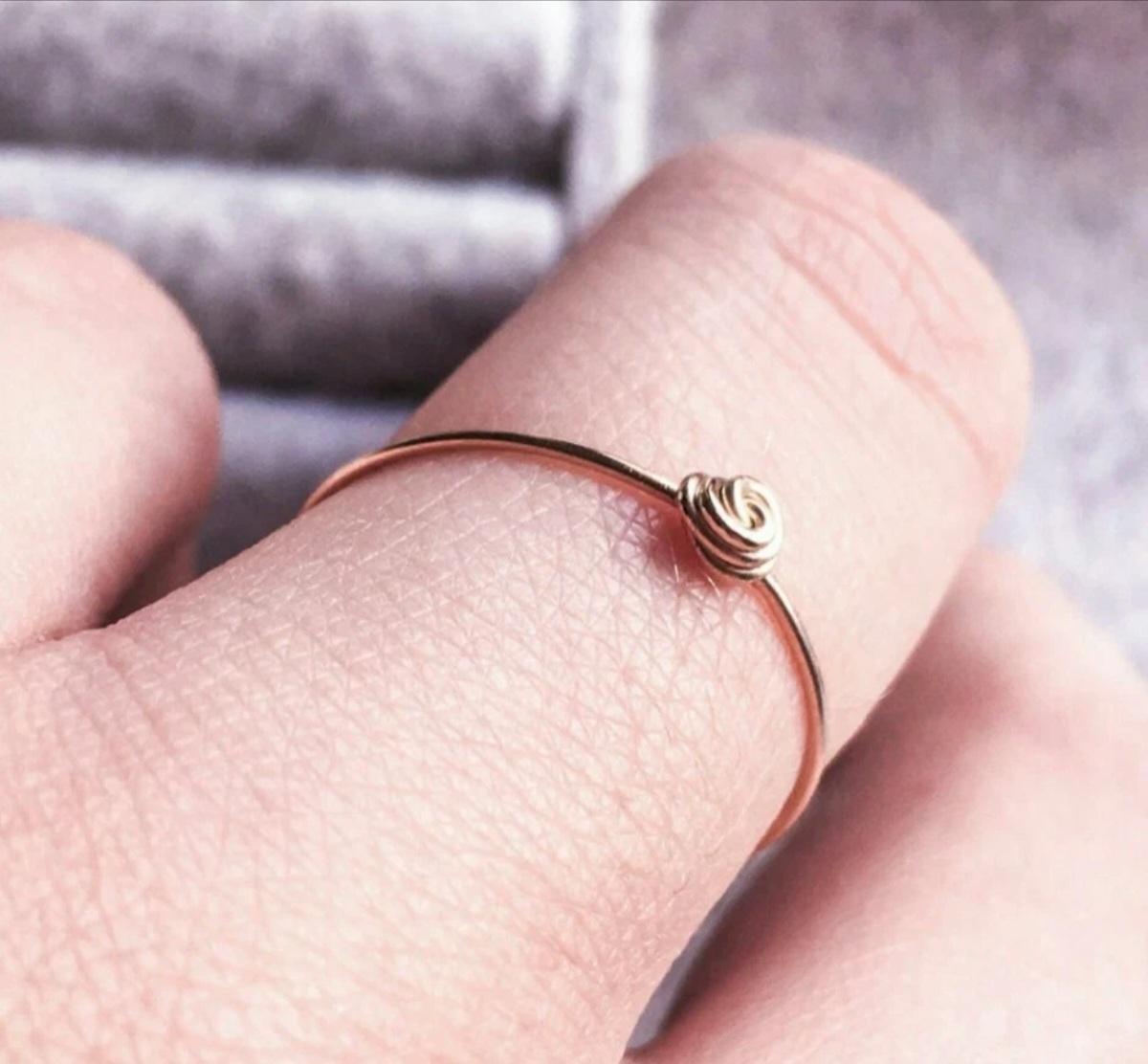 Art Déco Anello in oro massiccio 14k Tiny Knot Skinny Ring A. Valentin impilabile Anello regalo. in vendita