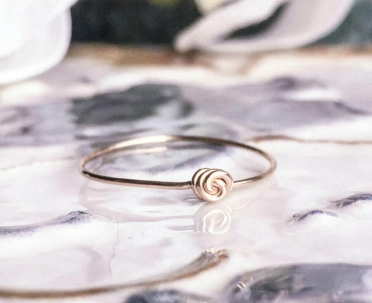 Anello in oro massiccio 14k Tiny Knot Skinny Ring A. Valentin impilabile Anello regalo. In condizioni Nuovo in vendita a Chicago, IL