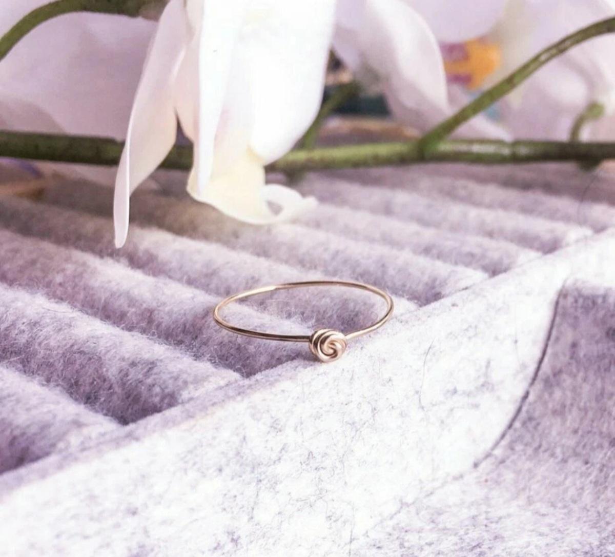 Anello in oro massiccio 14k Tiny Knot Skinny Ring A. Valentin impilabile Anello regalo. in vendita 1