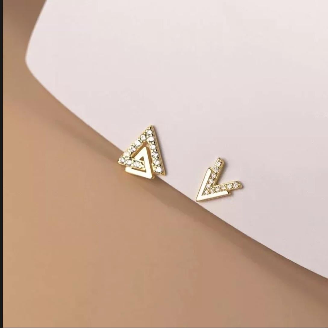 14K Solid Gold Triangle V Shape Stud Earrings Diamond Women Wedding Party Gift. For Sale 5