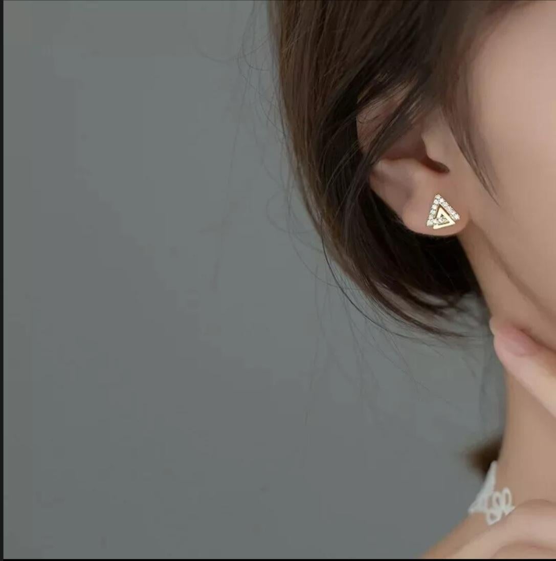 Round Cut 14K Solid Gold Triangle V Shape Stud Earrings Diamond Women Wedding Party Gift. For Sale