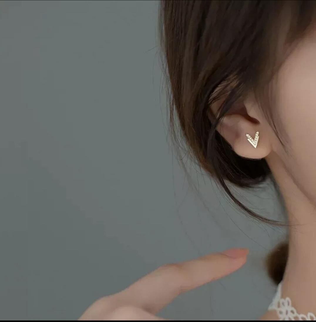 14K Solid Gold Triangle V Shape Stud Earrings Diamond Women Wedding Party Gift. In New Condition For Sale In Chicago, IL