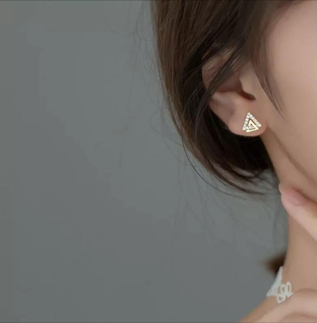 14K Solid Gold Triangle V Shape Stud Earrings Diamond Women Wedding Party Gift. For Sale 1