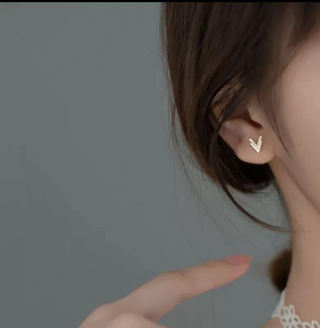 14K Solid Gold Triangle V Shape Stud Earrings Diamond Women Wedding Party Gift. For Sale 2