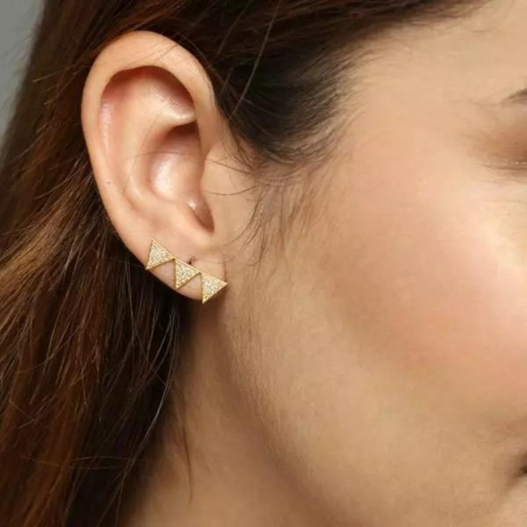 Taille ronde Clous d'oreilles simples en or massif 14 carats à triples diamants en vente