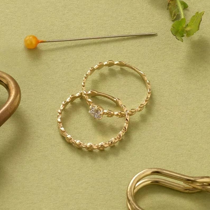 Anello nuziale a vite in oro massiccio 14K Anello floreale impilabile a foglia d'oro per ragazze. in vendita 5