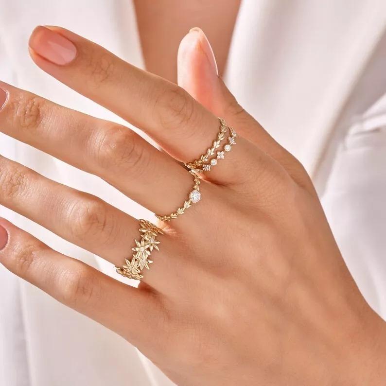 Anello nuziale a vite in oro massiccio 14K Anello floreale impilabile a foglia d'oro per ragazze. in vendita 6