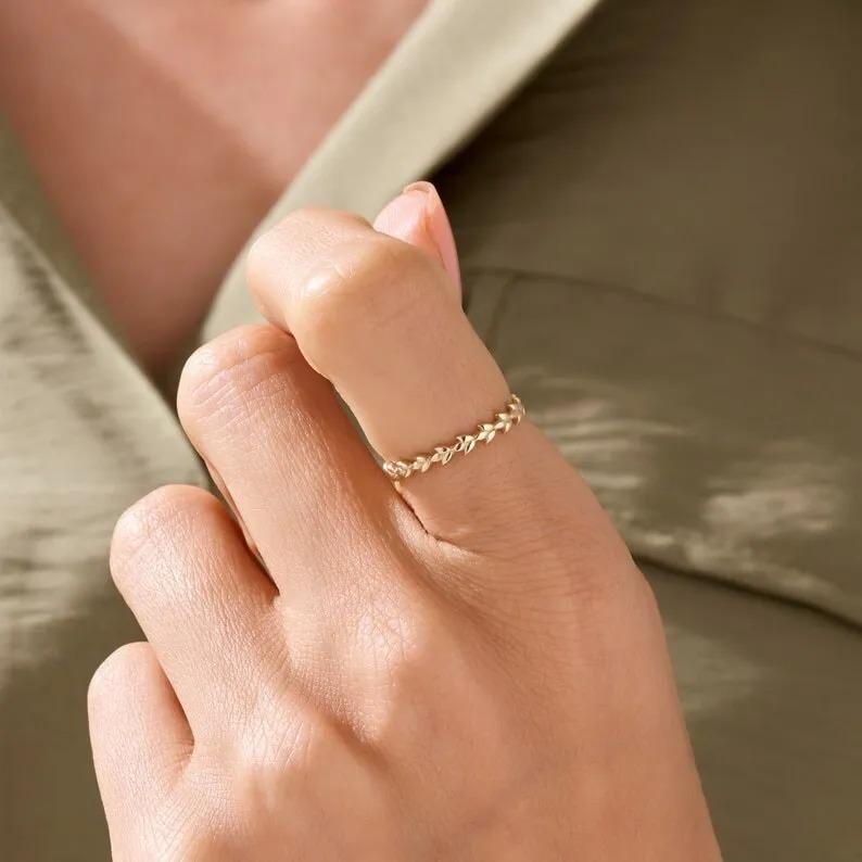 Anello nuziale a vite in oro massiccio 14K Anello floreale impilabile a foglia d'oro per ragazze. in vendita 8