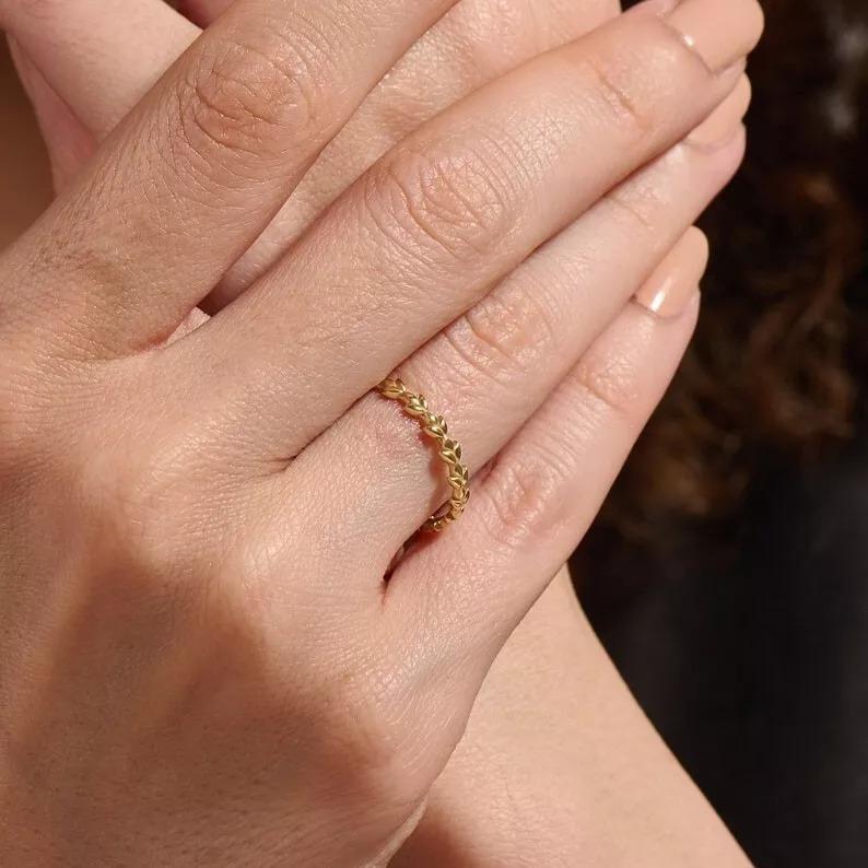 Anello nuziale a vite in oro massiccio 14K Anello floreale impilabile a foglia d'oro per ragazze.

Dimensione dell'anello
7
Metallo di base
Oro
Materiale
Oro massiccio 14K
Peso totale dei carati
0,24 carati e oltre
Certificazione
14K con marchio di