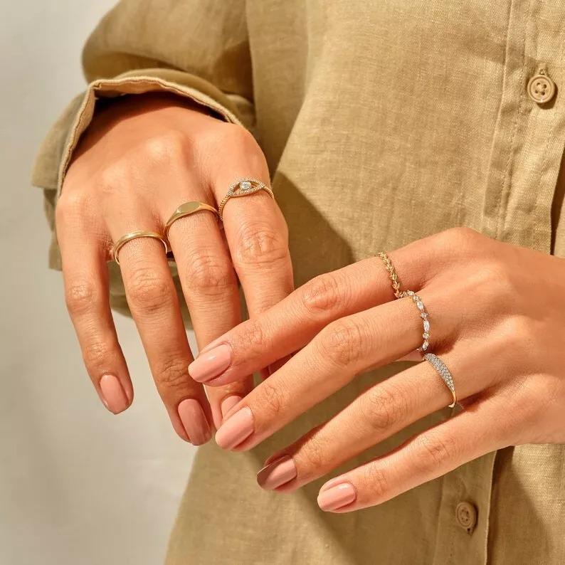 Art Déco Anello nuziale a vite in oro massiccio 14K Anello floreale impilabile a foglia d'oro per ragazze. in vendita