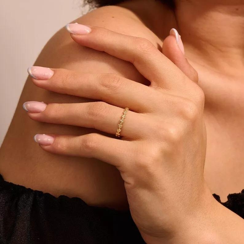 Anello nuziale a vite in oro massiccio 14K Anello floreale impilabile a foglia d'oro per ragazze. in vendita 1