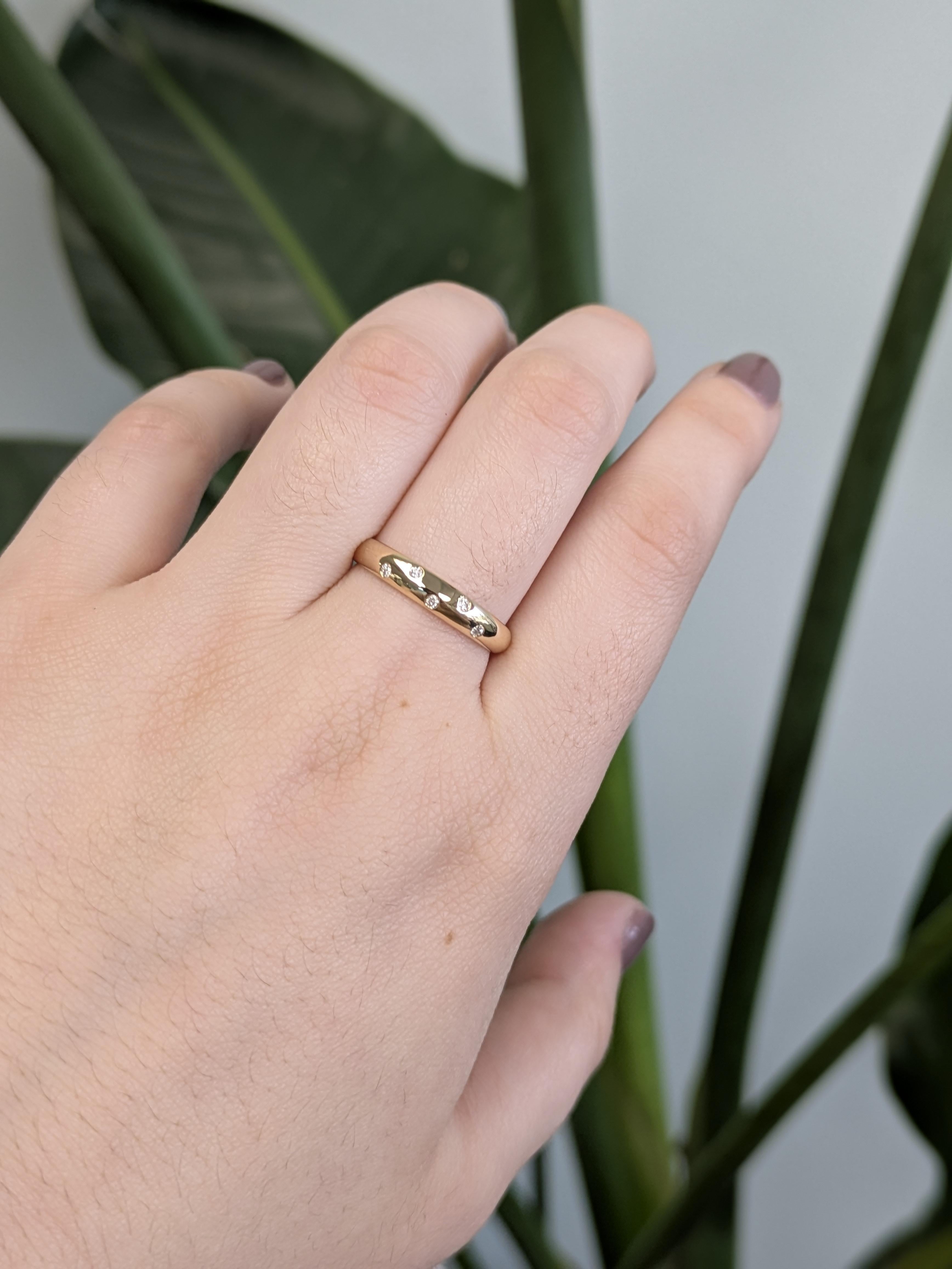 Dieser moderne Ehering aus massivem 14-karätigem Gelbgold mit bündig gefassten, natürlichen Diamanten aus Erdminen ist ein klassisches Symbol für Frauen. Das mittelbreite Design bietet Präsenz, ohne aufdringlich zu sein, perfekt für den täglichen