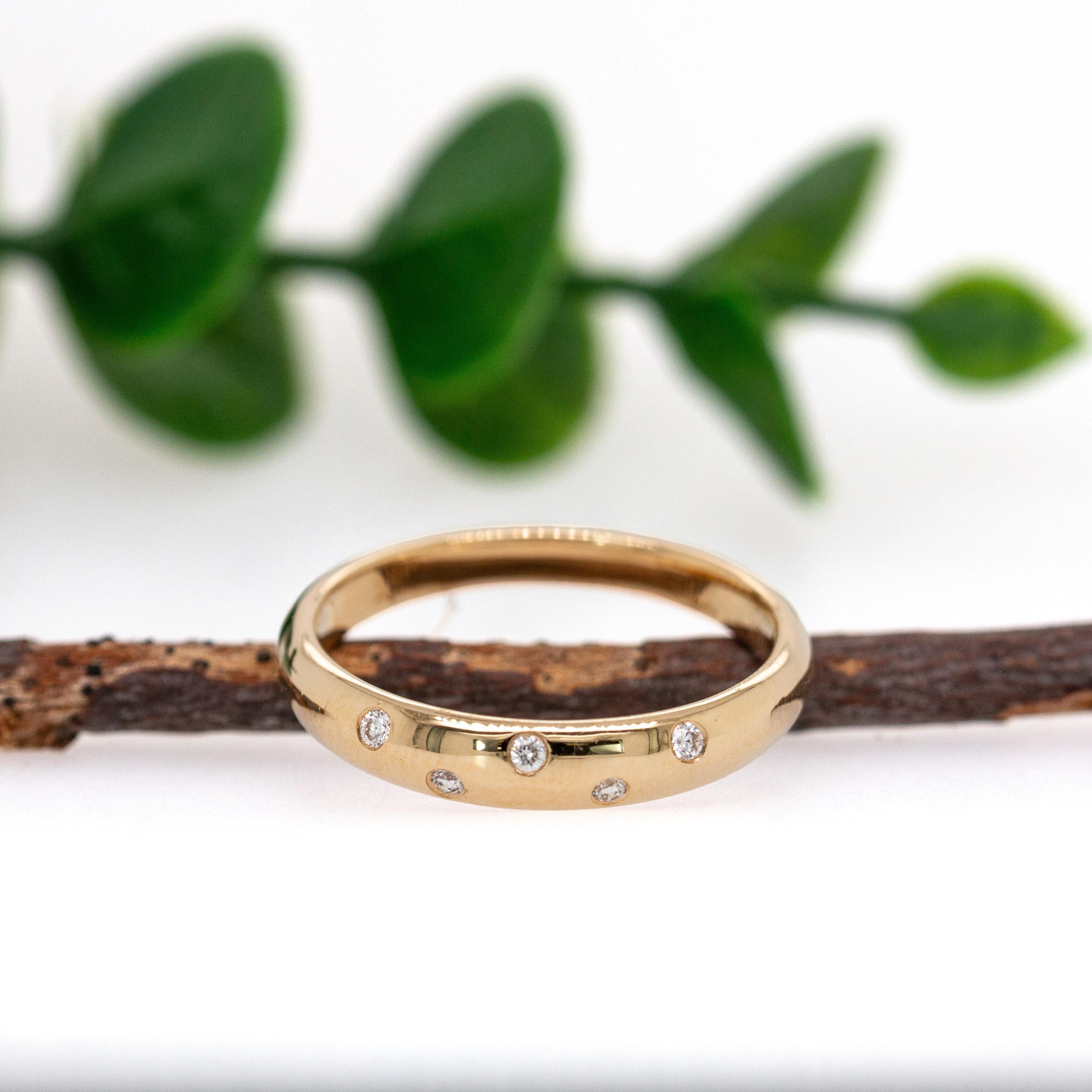 14K Solid Gold Hochzeit Band mit Erde abgebaut Diamant Akzente (Zeitgenössisch) im Angebot
