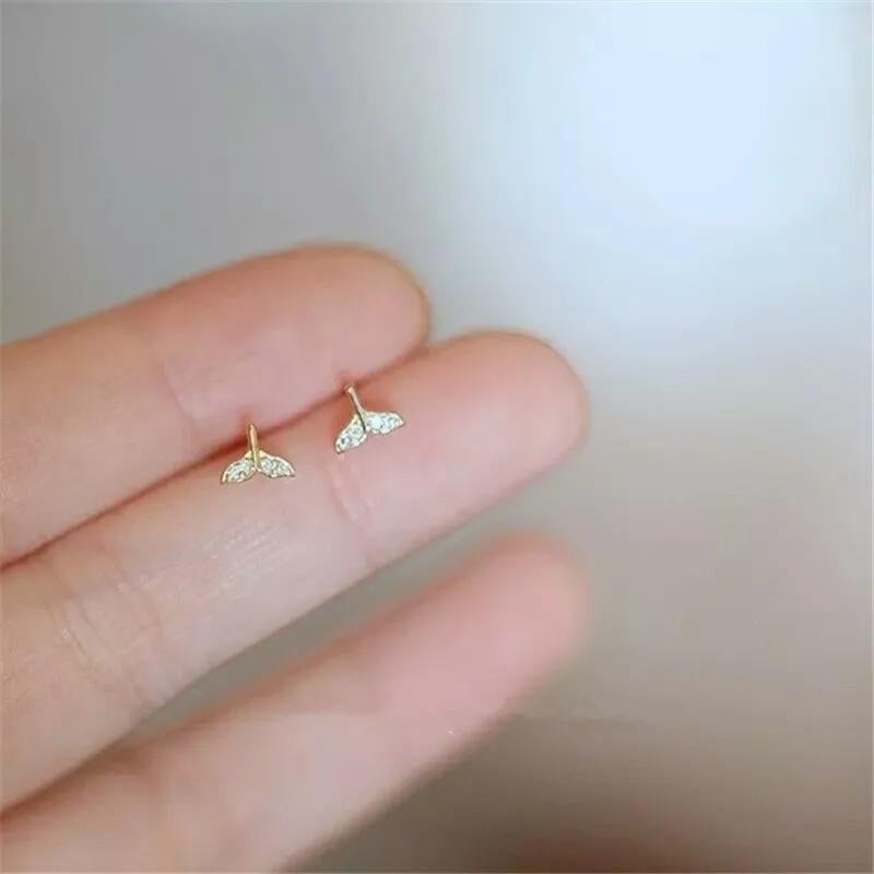 Round Cut 14K Solid Gold Whale Tail Stud Diamond Earring For Sale