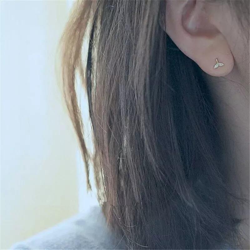 14K Solid Gold Whale Tail Stud Diamond Earring In New Condition For Sale In Chicago, IL