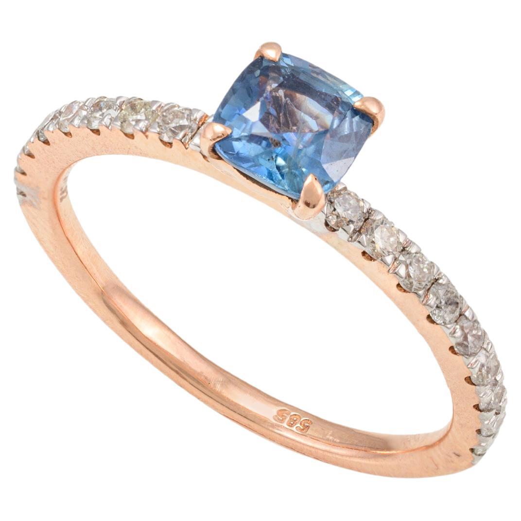 Ring aus 14 Karat massivem Roségold mit Diamanten und blauem Saphiren im Kissenschliff