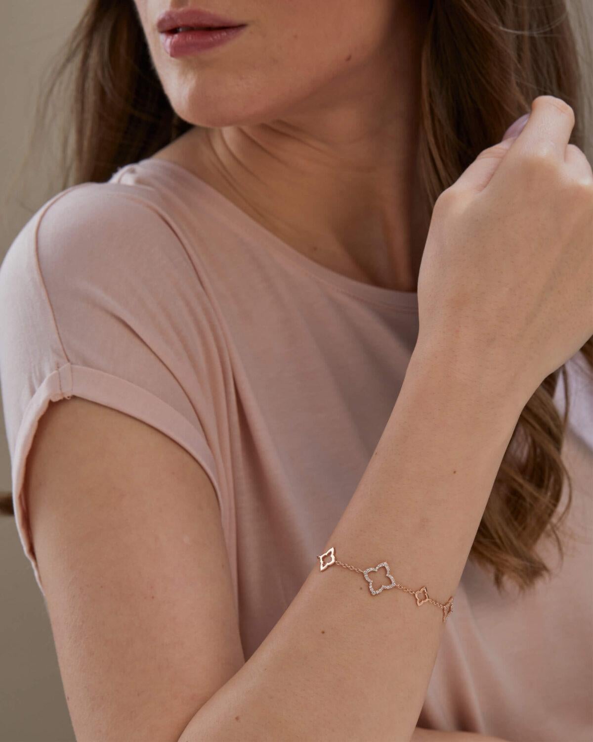 Bracciale a trifoglio con diamanti in oro rosa massiccio 14k in vendita 1