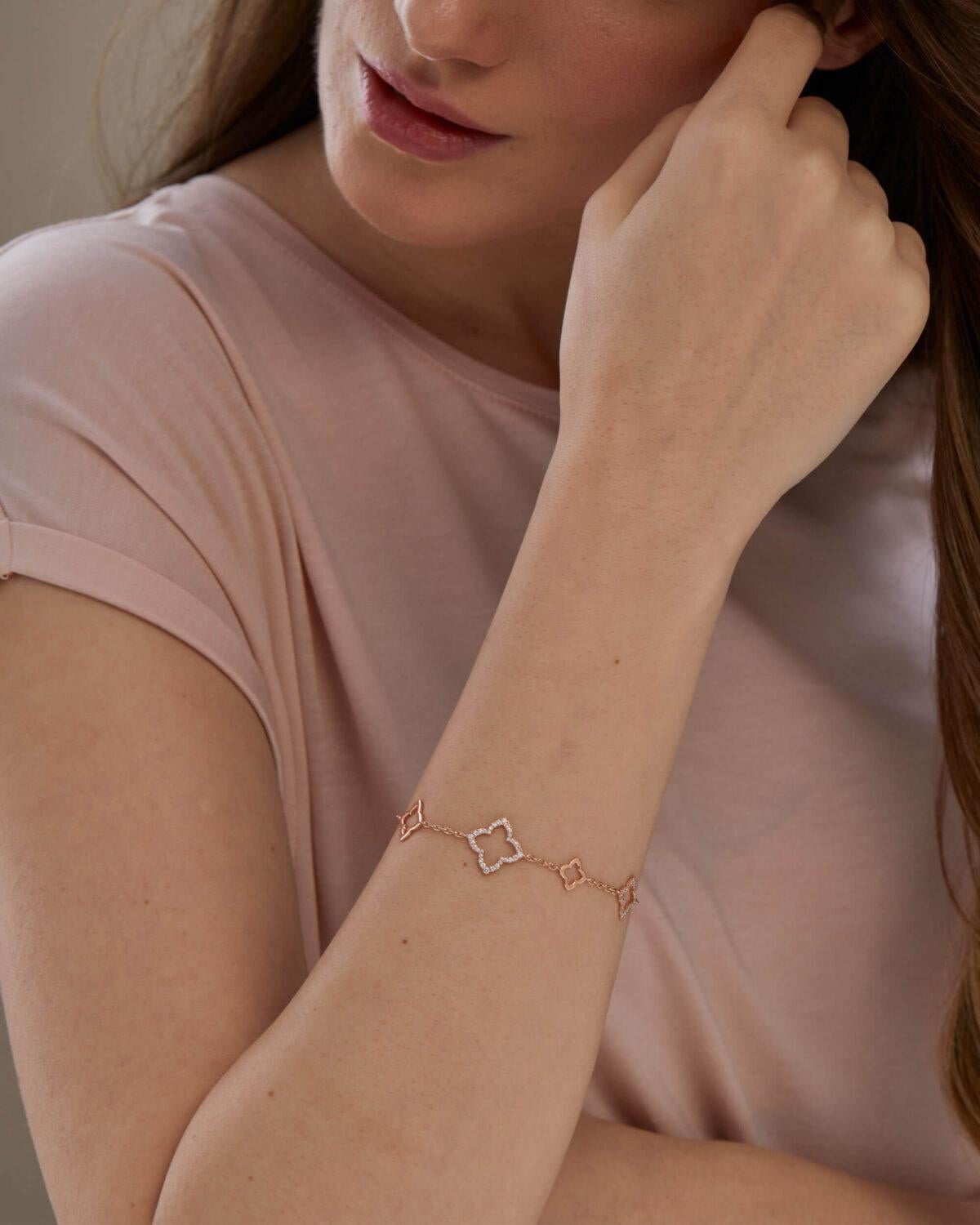 Bracciale a trifoglio con diamanti in oro rosa massiccio 14k in vendita 2