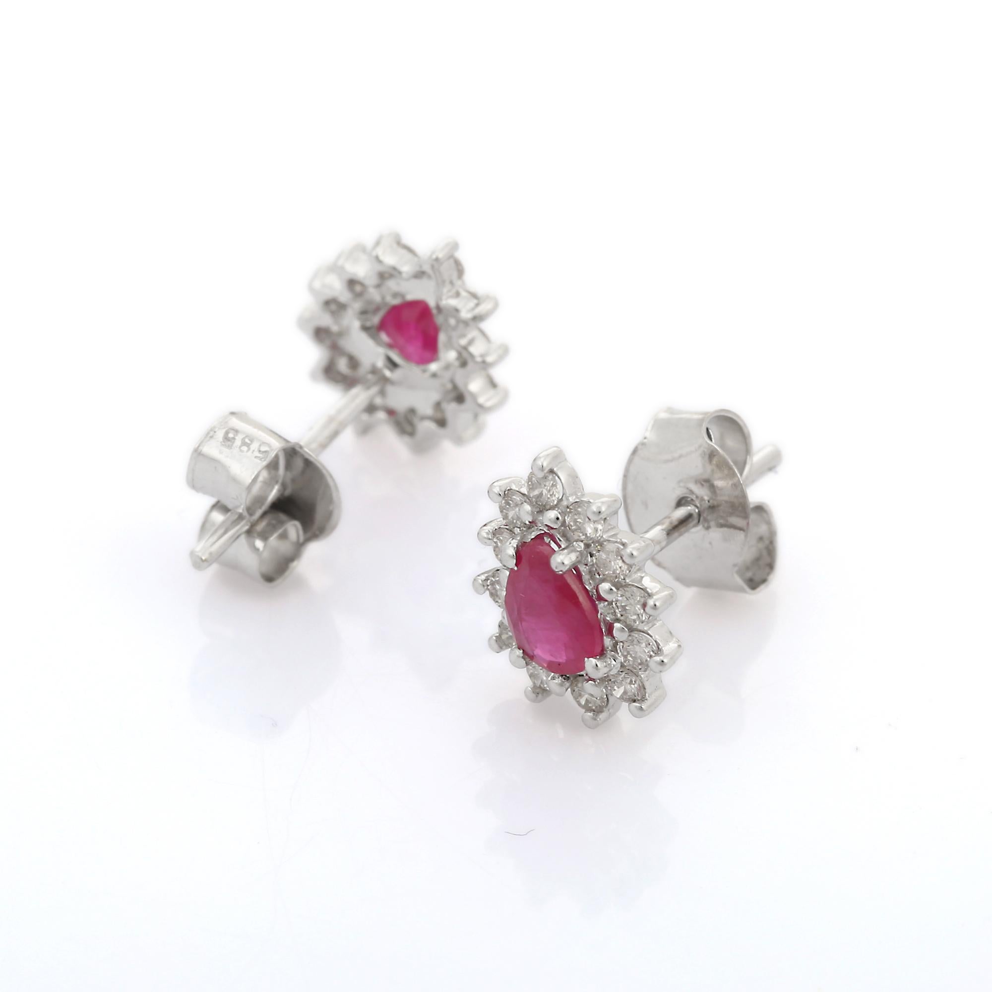 Le borchie creano una bellezza discreta, mettendo in risalto i colori delle pietre preziose naturali e dei diamanti illuminanti.
Orecchini con rubino e diamanti in oro 14K. Abbracciate il vostro look con questo splendido paio di orecchini adatti ad
