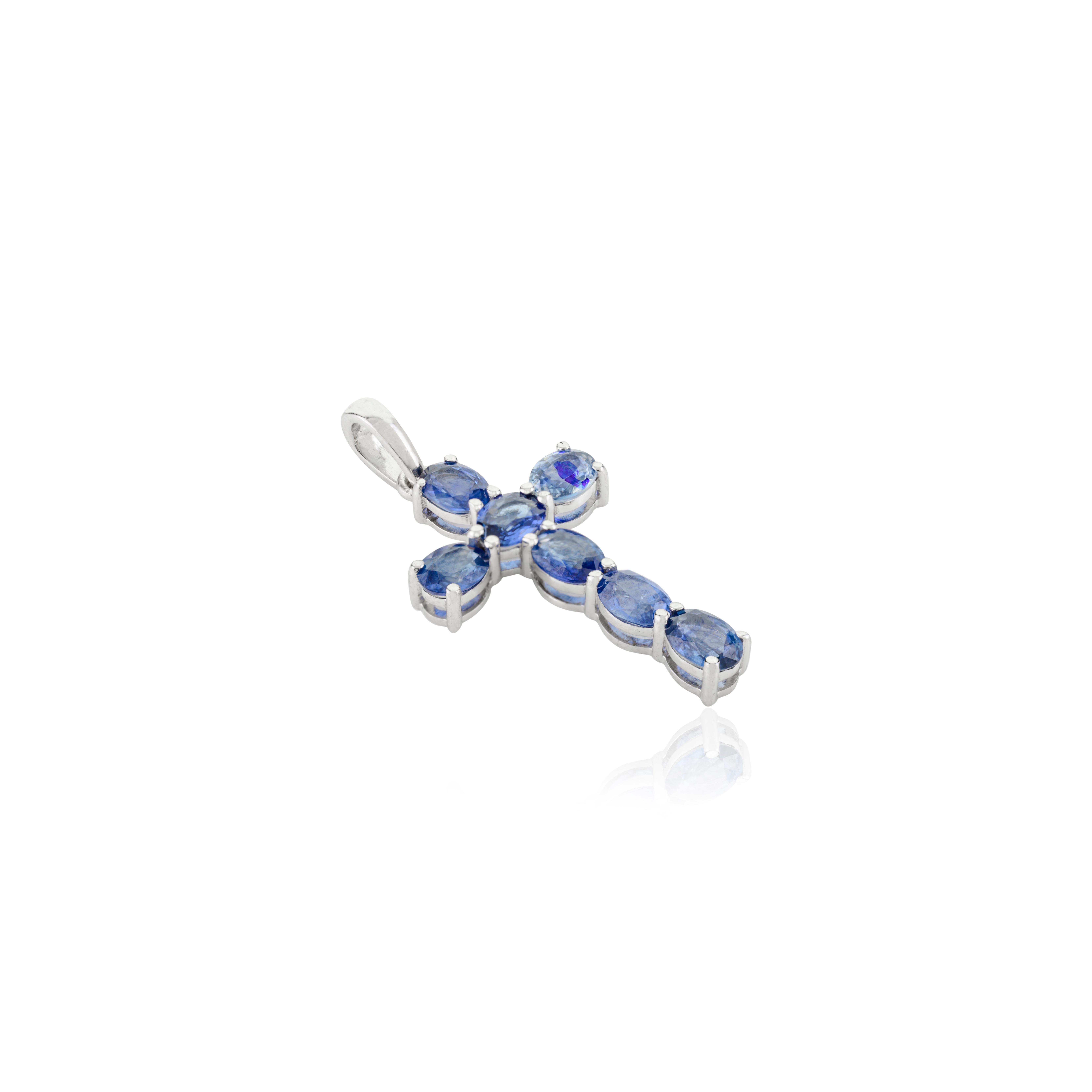 Ciondolo a croce con zaffiro blu in oro massiccio 14K - Un simbolo di fede ed Eleganza In condizioni Nuovo in vendita a New York, NY