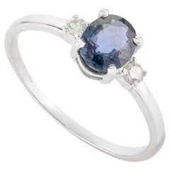 Anillo de tres piedras de oro blanco macizo de 14k con zafiro azul y diamantes 