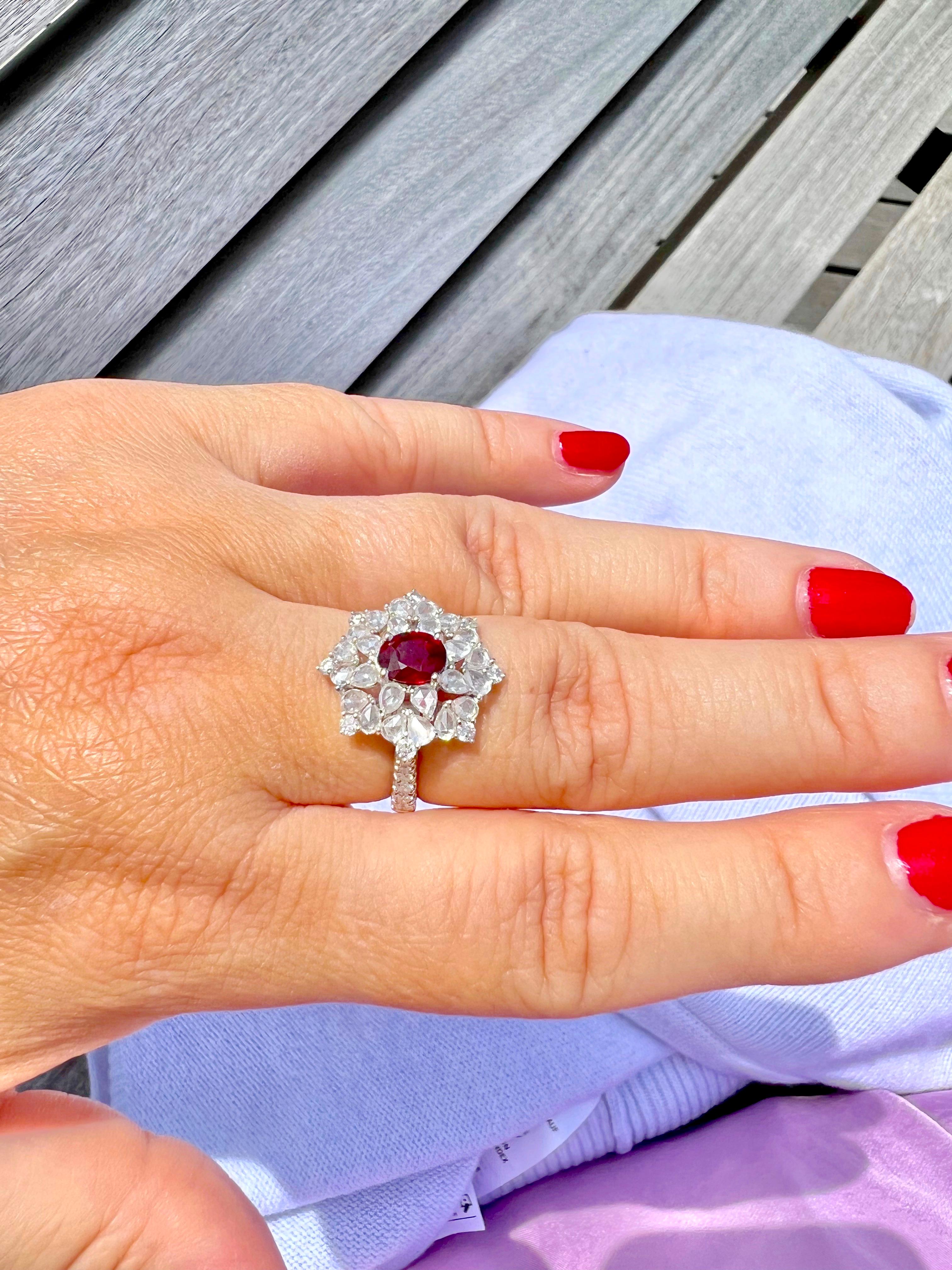 Taglio a rosa Anello in oro bianco massiccio 14K con diamante e rubino in vendita