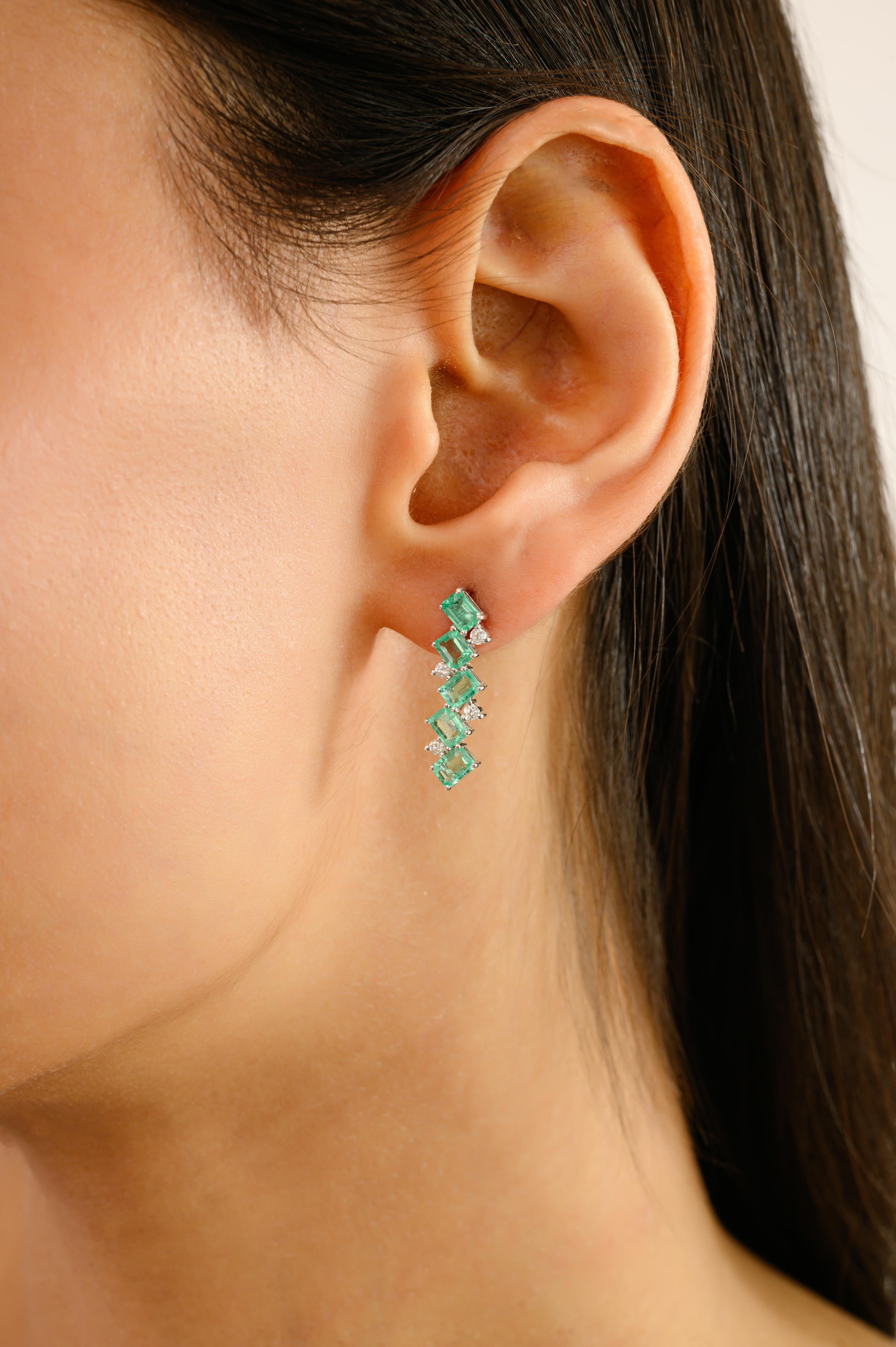 Pendientes de oro blanco macizo de 14 quilates con esmeralda y barra vertical de diamantes Joyería fina Corte octogonal en venta