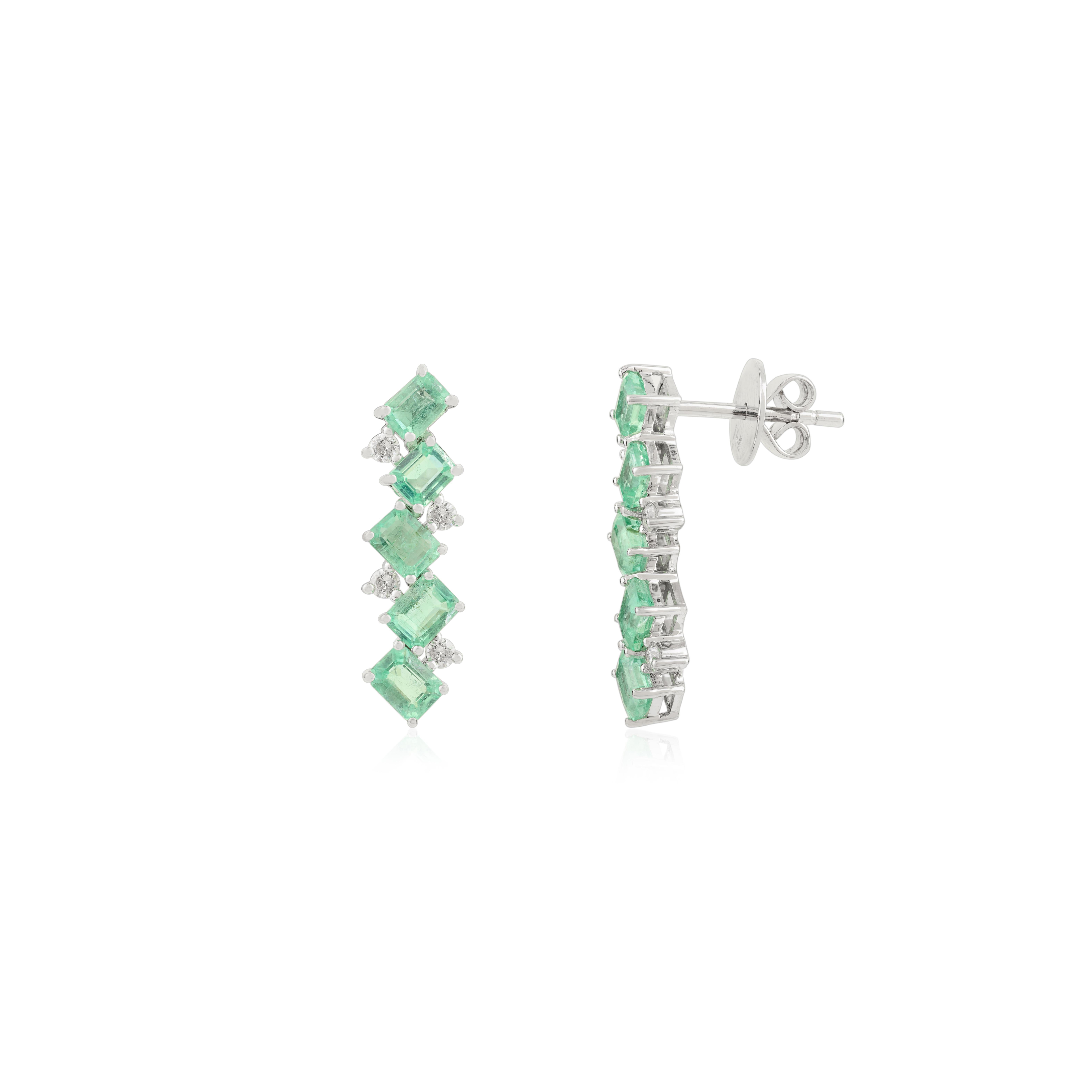 Pendientes de oro blanco macizo de 14 quilates con esmeralda y barra vertical de diamantes Joyería fina en Nuevo estado para la venta en New York, NY