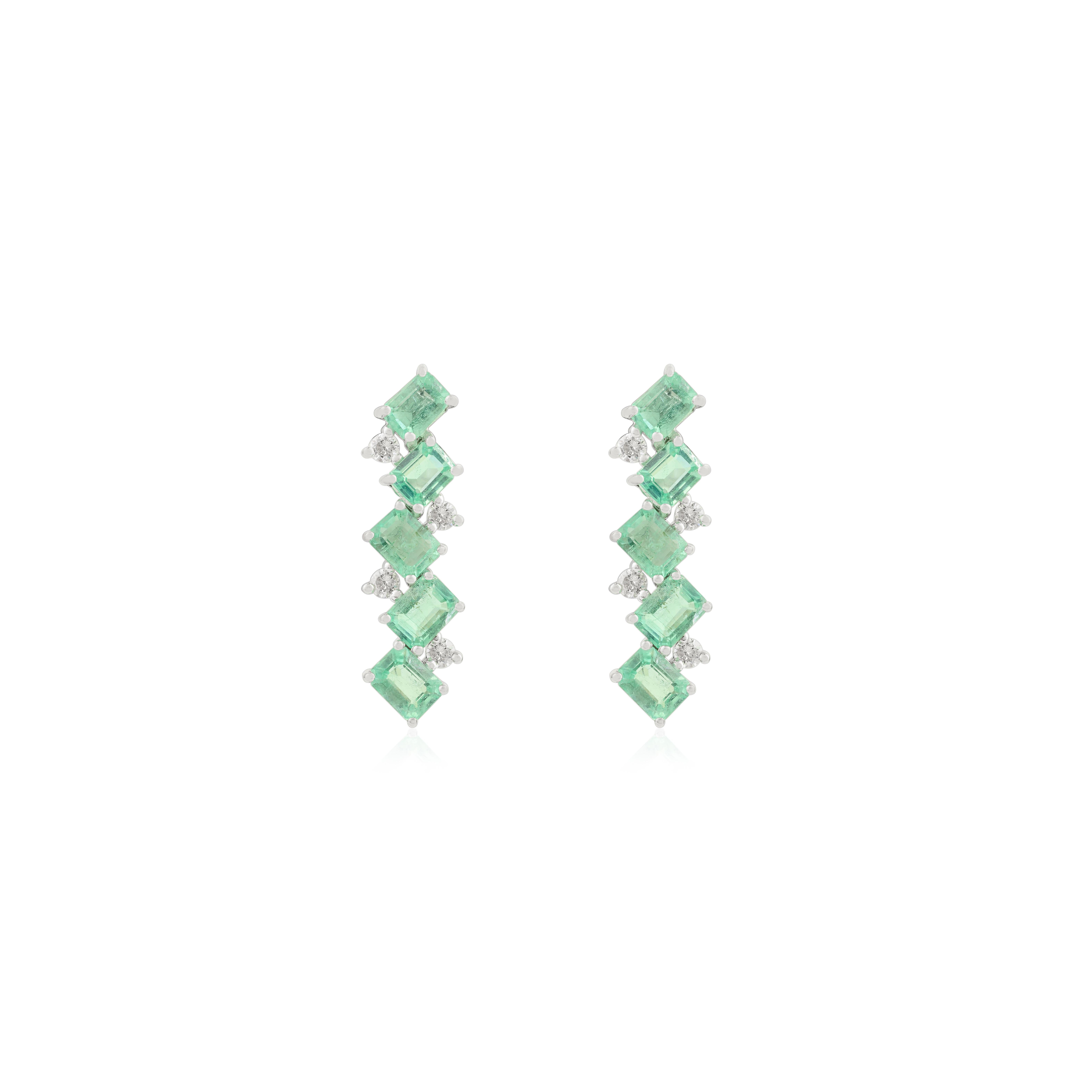 Pendientes de oro blanco macizo de 14 quilates con esmeralda y barra vertical de diamantes Joyería fina en venta 1