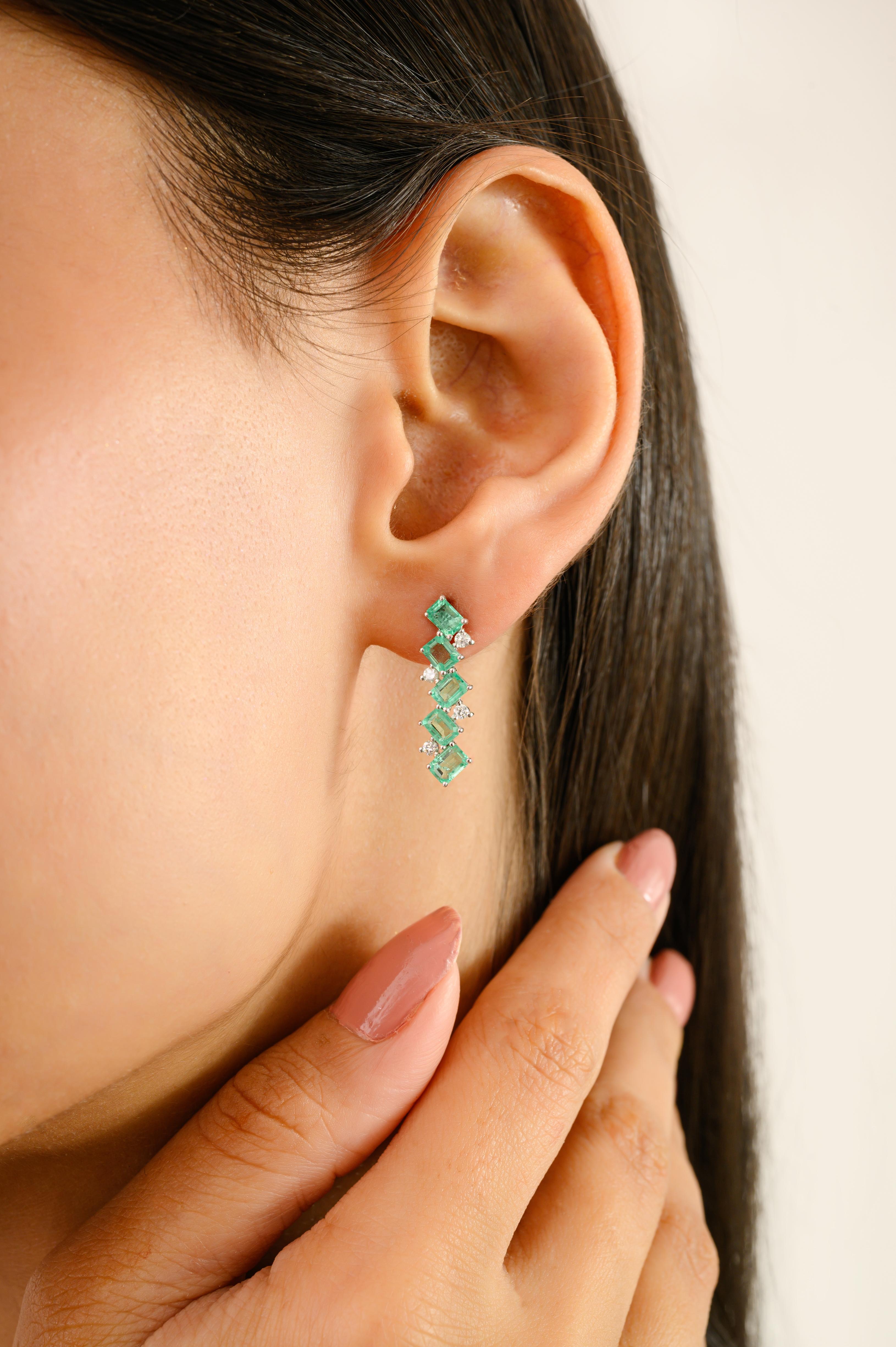 Pendientes de oro blanco macizo de 14 quilates con esmeralda y barra vertical de diamantes Joyería fina en venta 2
