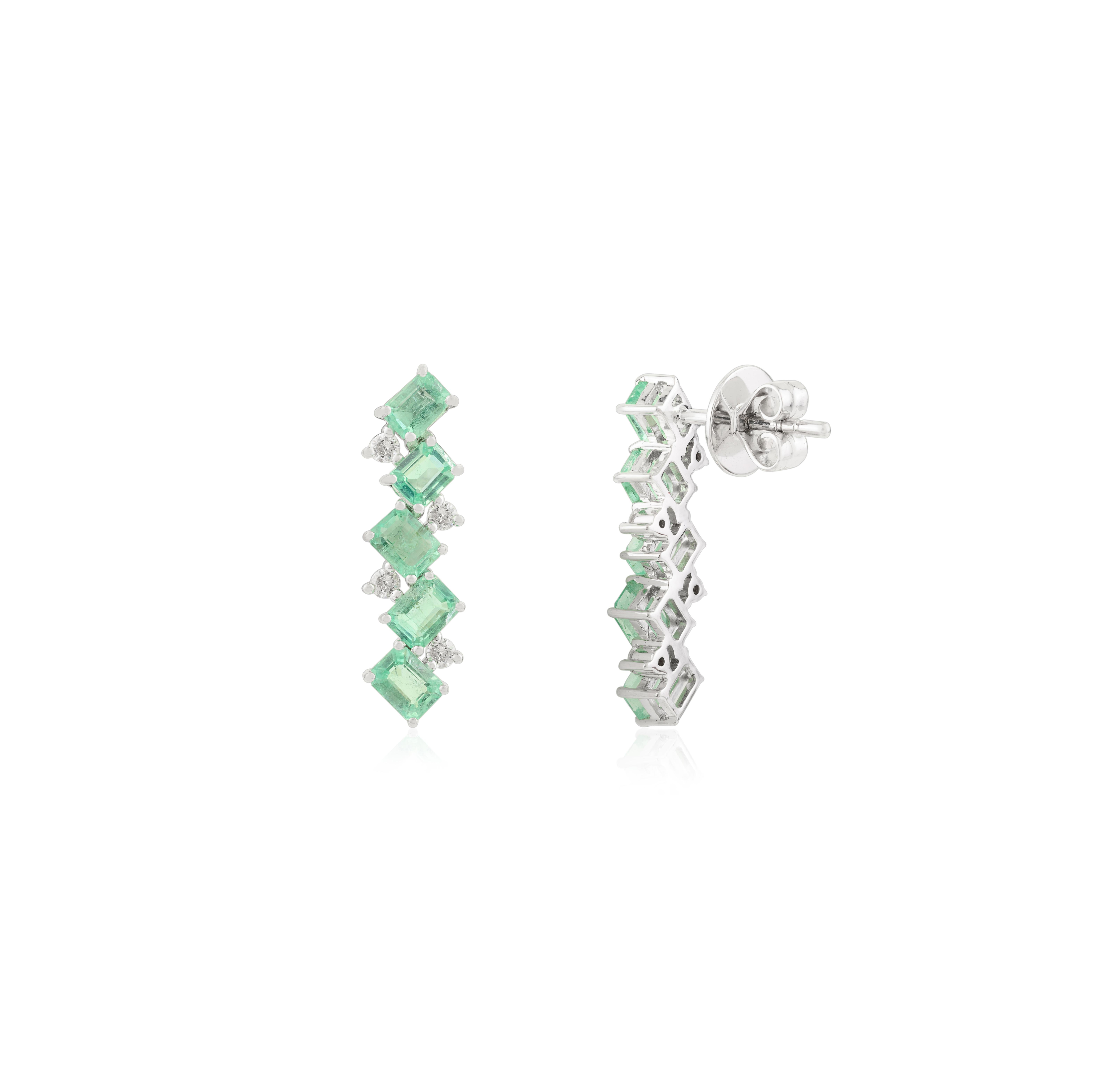 Pendientes de oro blanco macizo de 14 quilates con esmeralda y barra vertical de diamantes Joyería fina en venta 3