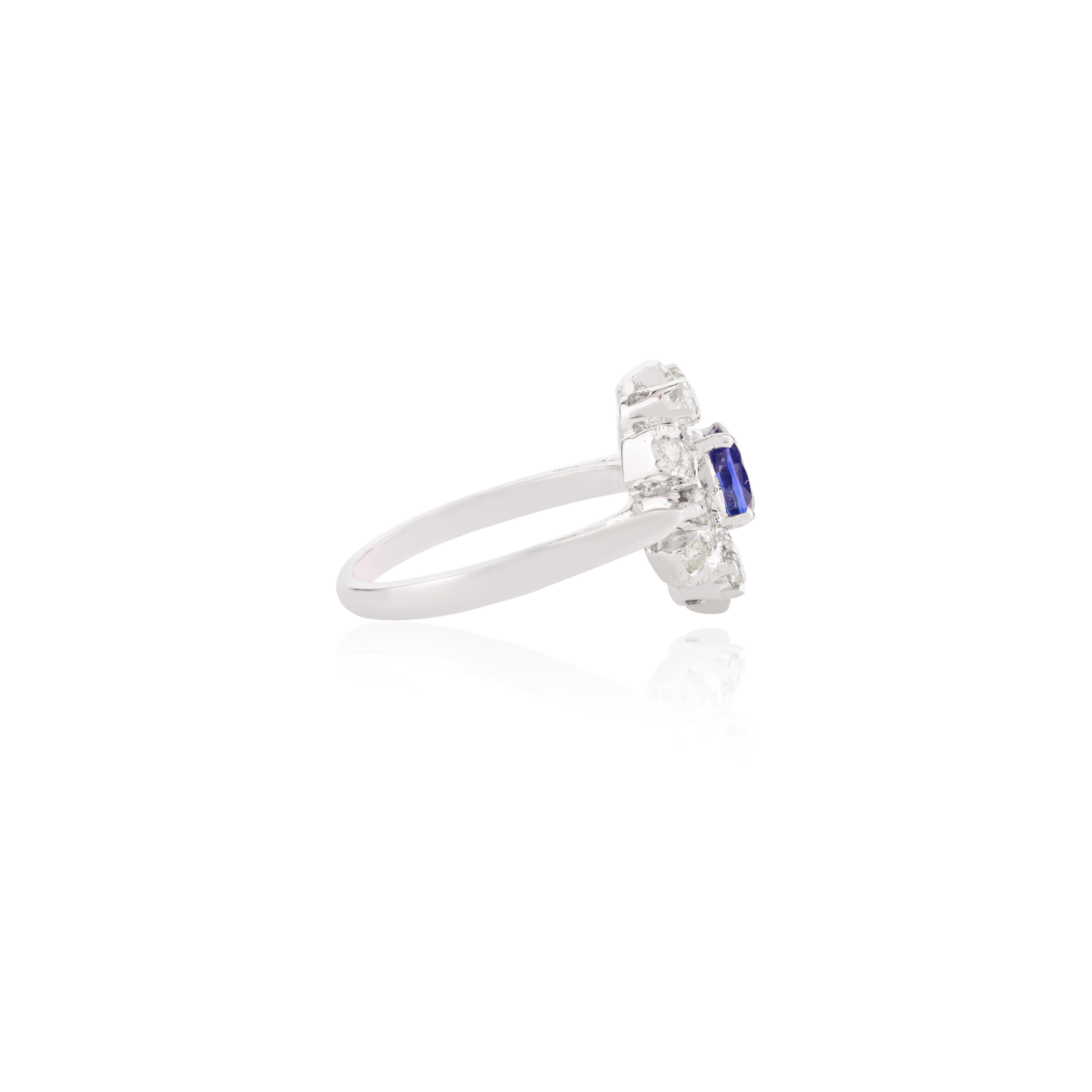 En vente :  Bague cadeau pour femmes en or blanc massif 14 carats avec halo de fleurs et saphirs bleus 7