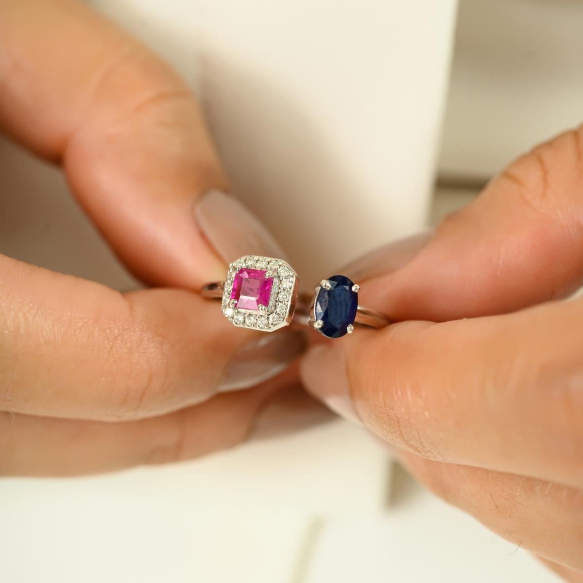 Im Angebot: Offener Ring aus 14 Karat massivem Weißgold mit natürlichem Rubin und Saphir mit Diamant-Halo () 2