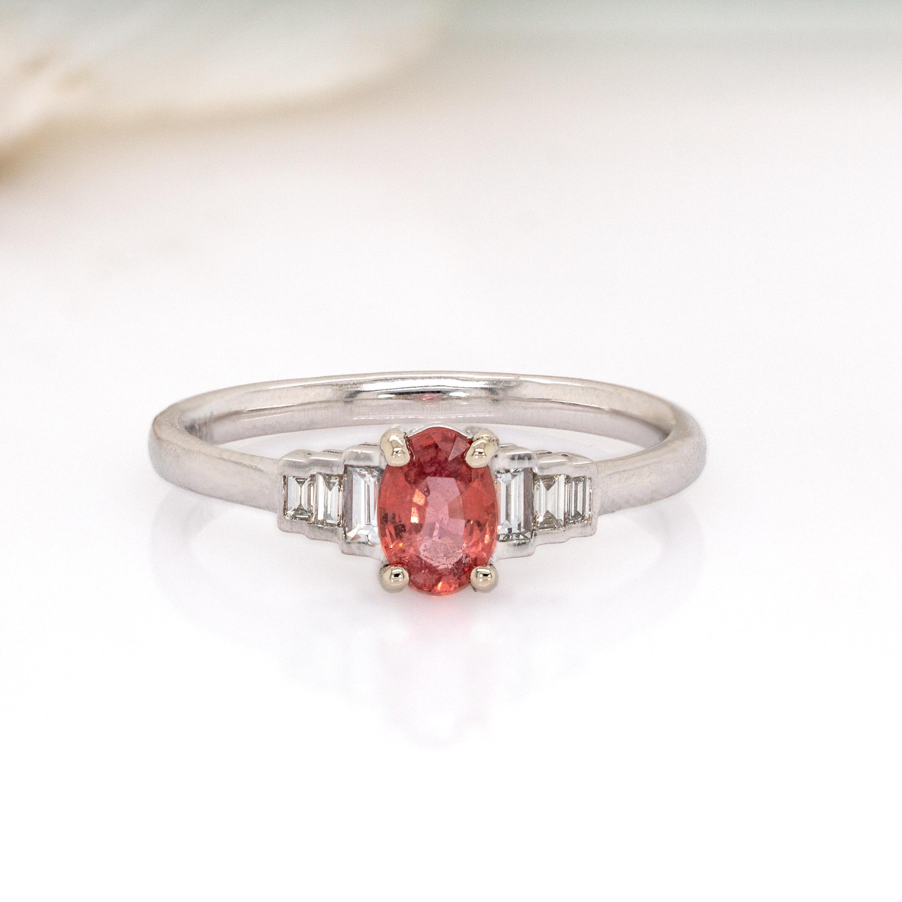 Anillo de zafiro Padparadscha de oro blanco macizo de 14 quilates: Detalles de diamantes extraídos de la tierra Contemporáneo en venta