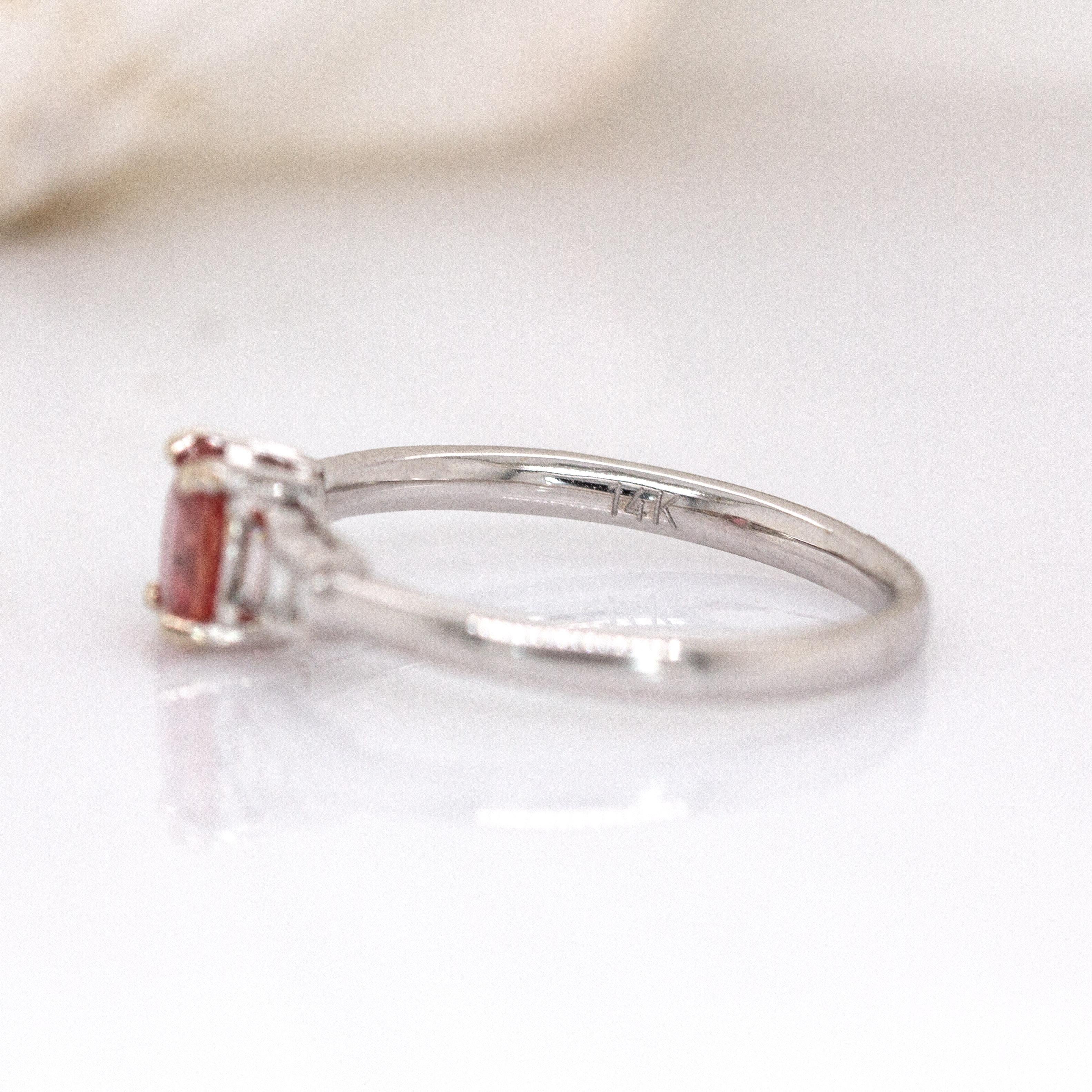 Anillo de zafiro Padparadscha de oro blanco macizo de 14 quilates: Detalles de diamantes extraídos de la tierra en venta 1