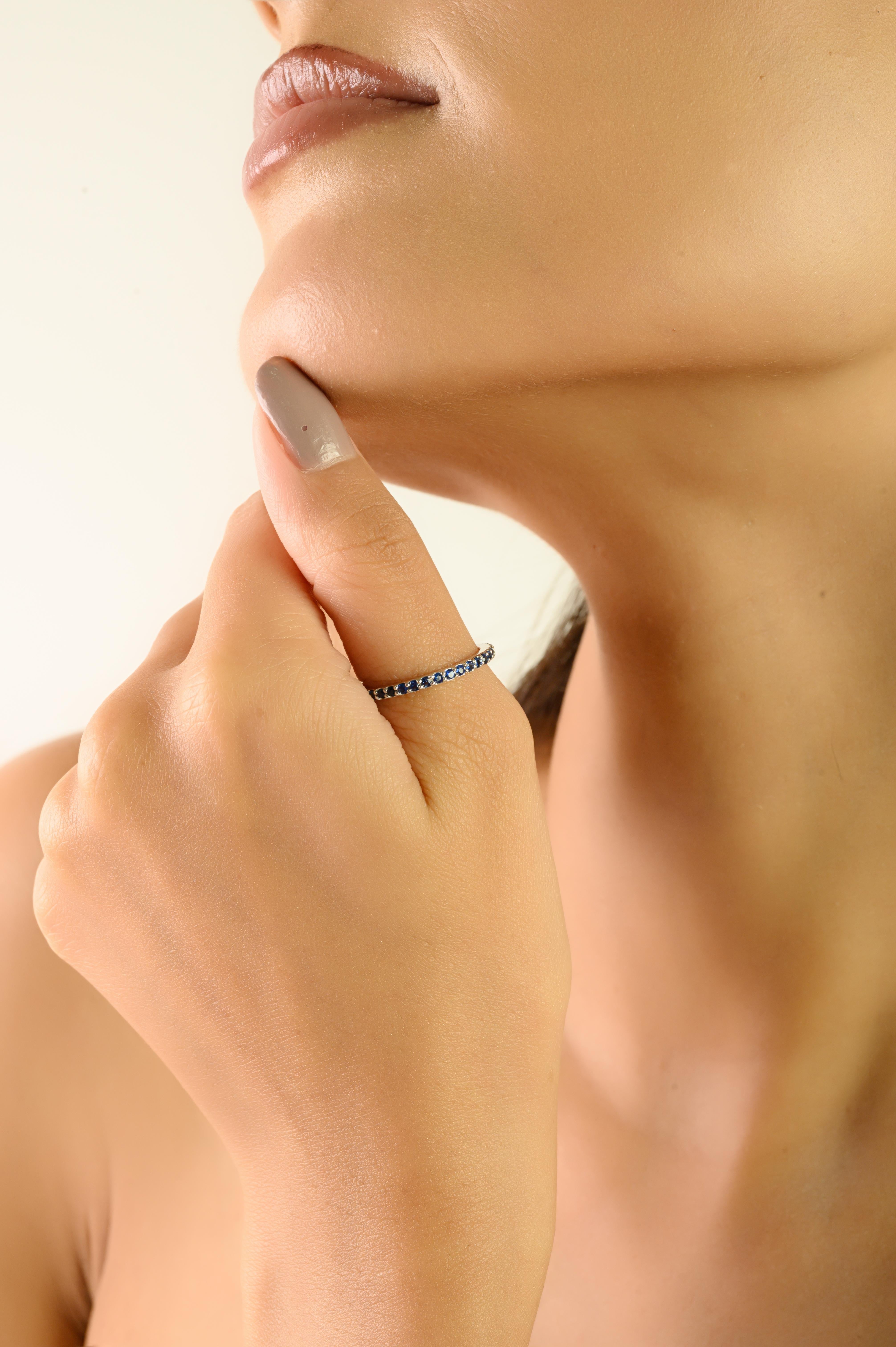 in vendita:  Anello a fascia per l'eternità in oro bianco massiccio 14K con zaffiro blu rotondo Dainty Fine Jewelry 2