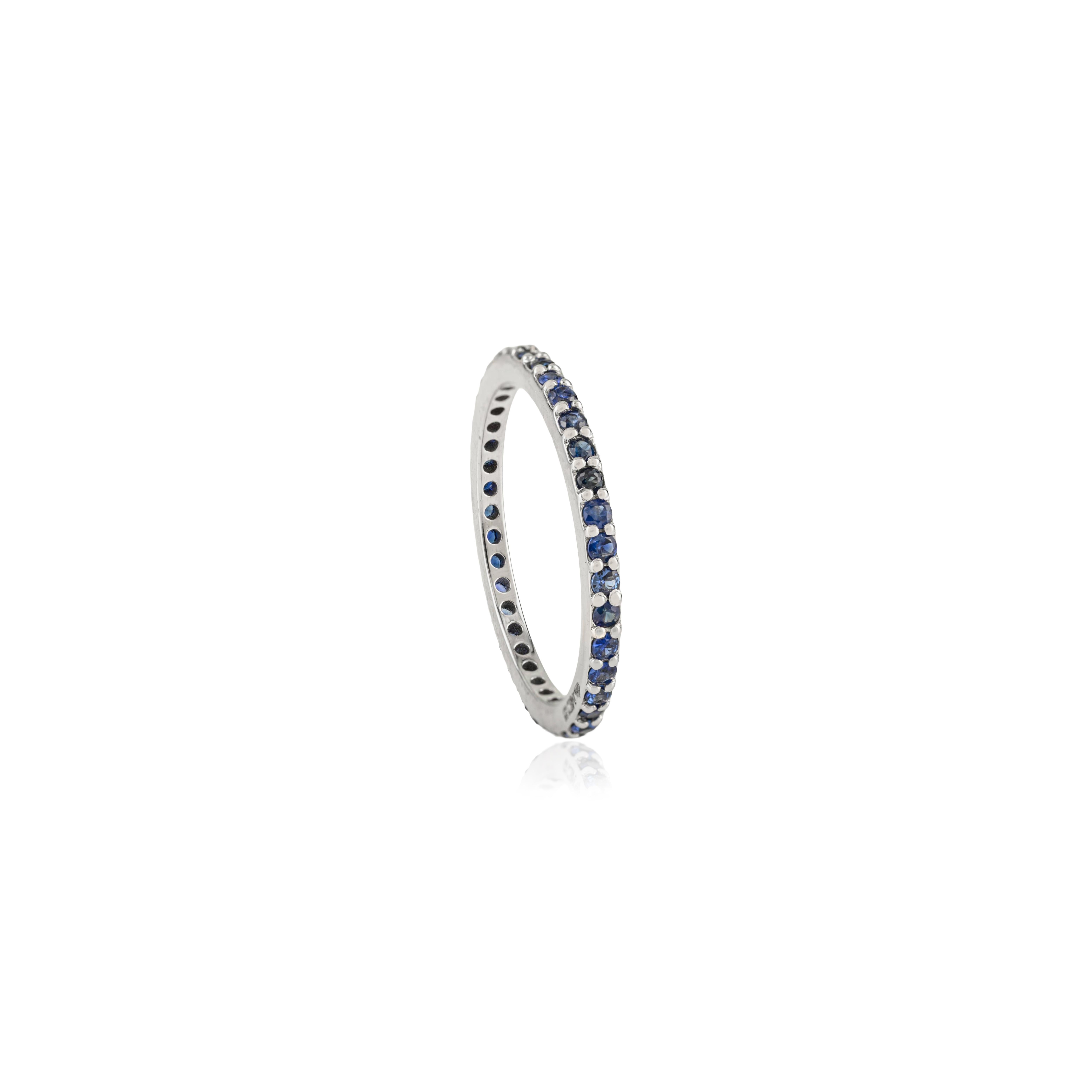 in vendita:  Anello a fascia per l'eternità in oro bianco massiccio 14K con zaffiro blu rotondo Dainty Fine Jewelry 3