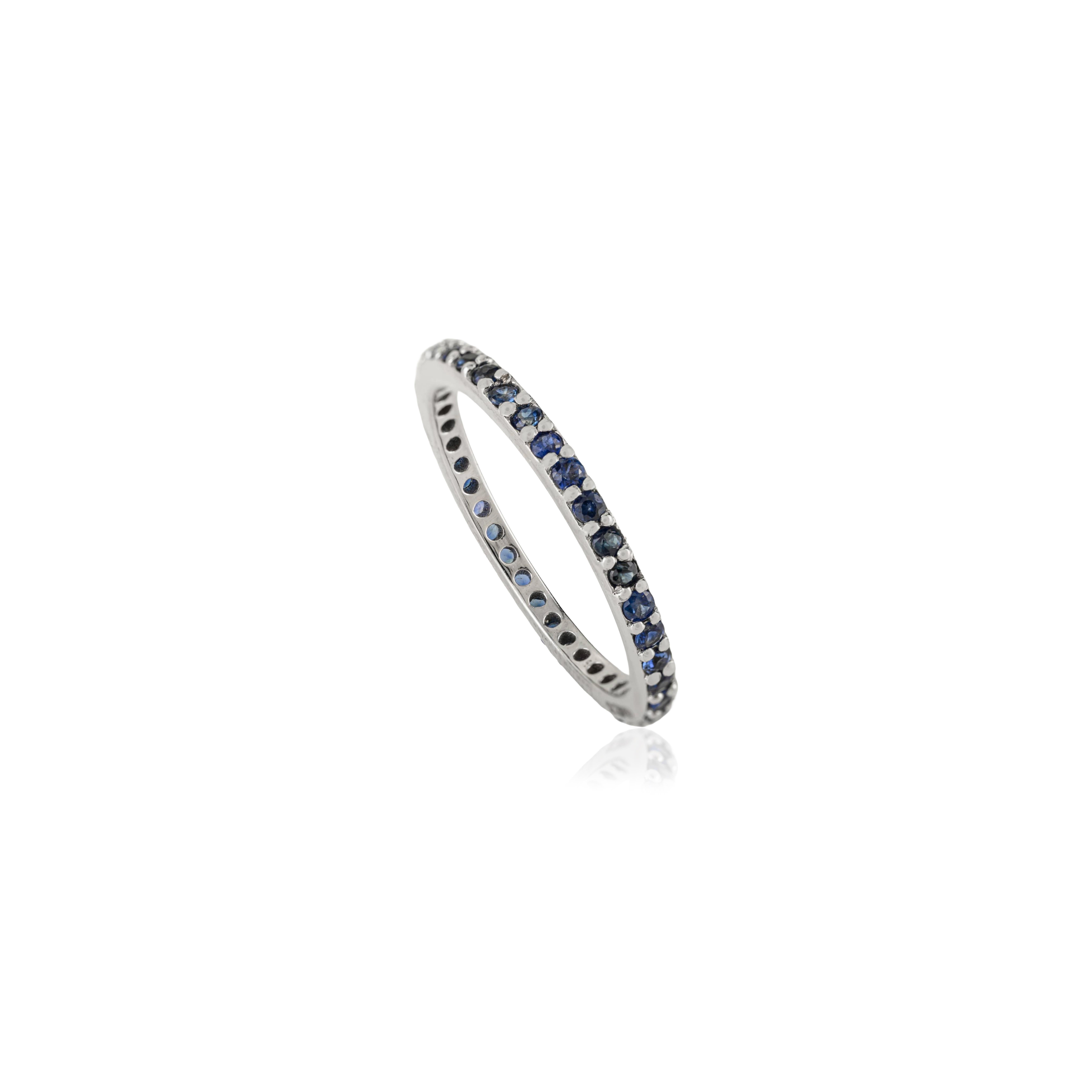 in vendita:  Anello a fascia per l'eternità in oro bianco massiccio 14K con zaffiro blu rotondo Dainty Fine Jewelry 9