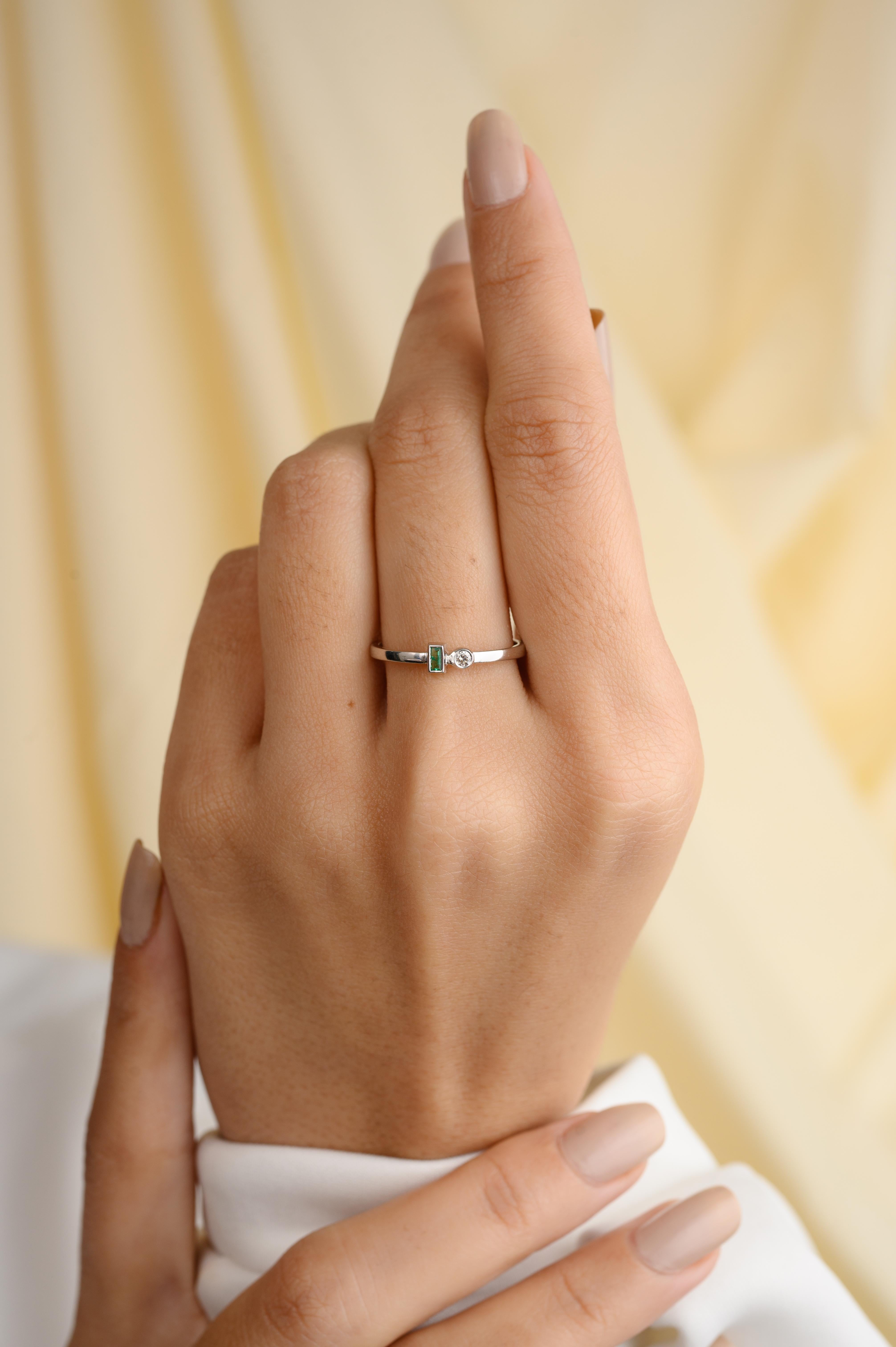 Im Angebot: 14k Massiv-Weißgold Tiny Tow Stein Smaragd und Diamant Ring Geschenk () 2