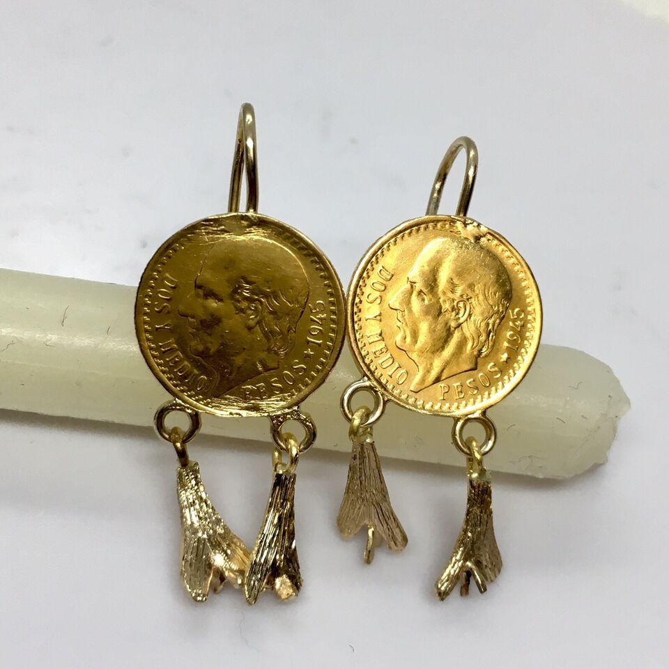 14K Solid Yellow Gold 22K 2.5 Pesos Gold Coin 1.25 Inch Dangling Wire Earrings

Weighting 6.0 gram
Hanging 1.25 inch hanging 'from ear lobe'
Vintage jewelry
1945 doseMidios 15.5 mm coin