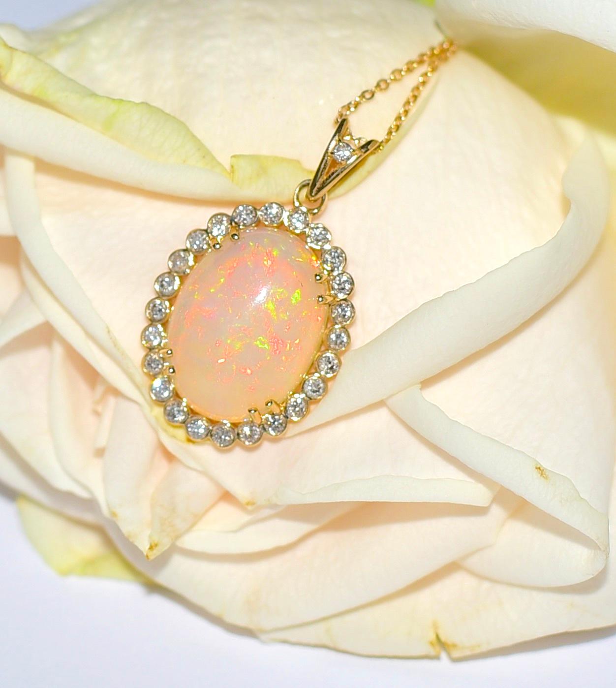 Lussuosa collana in oro giallo massiccio 14k con opale naturale di forma ovale da 3,76 carati e diamanti da 0,49 carati. Wow! Un flash incredibile! Spettacolare ciondolo in oro giallo massiccio 14k con una gemma da 3,76 carati, un'Opale con una