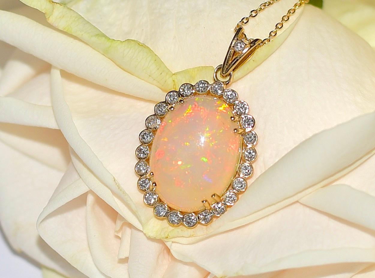 Collana in oro giallo massiccio 14k 3.76CT Oval Shape Natural Opal 0.49CT Diamond In condizioni Nuovo in vendita a Naples, NY