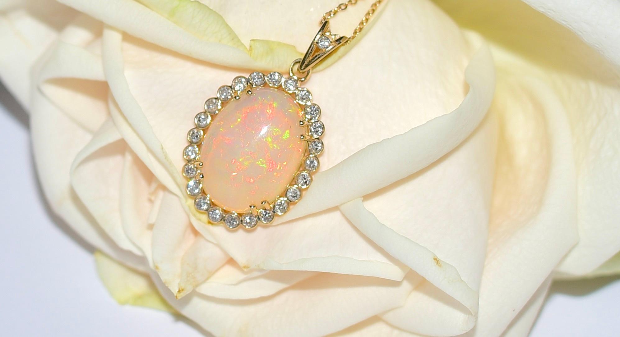 Donna Collana in oro giallo massiccio 14k 3.76CT Oval Shape Natural Opal 0.49CT Diamond in vendita