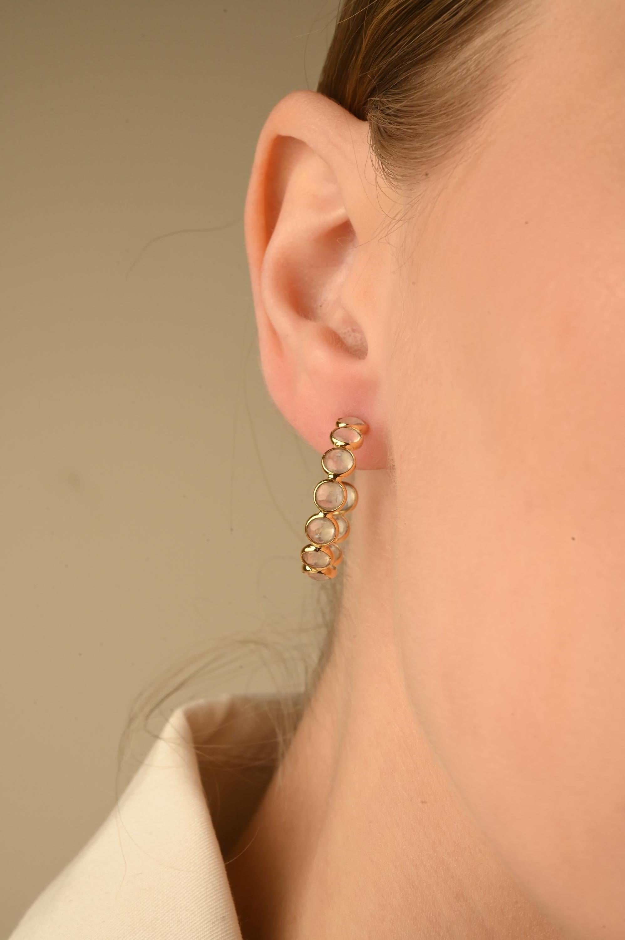 Regenbogen-Mondstein-Ohrringe aus 14-karätigem Gold, um mit Ihrem Look ein Statement zu setzen. Um mit Ihrem Look ein Statement zu setzen, brauchen Sie offene Reif-Ohrringe. Diese Ohrringe mit rund geschliffenem Edelstein sorgen für einen